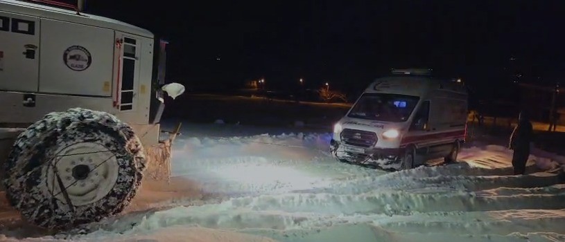 Elazığ’da hastaya giderken karda mahsur kalan ambulans kurtarıldı