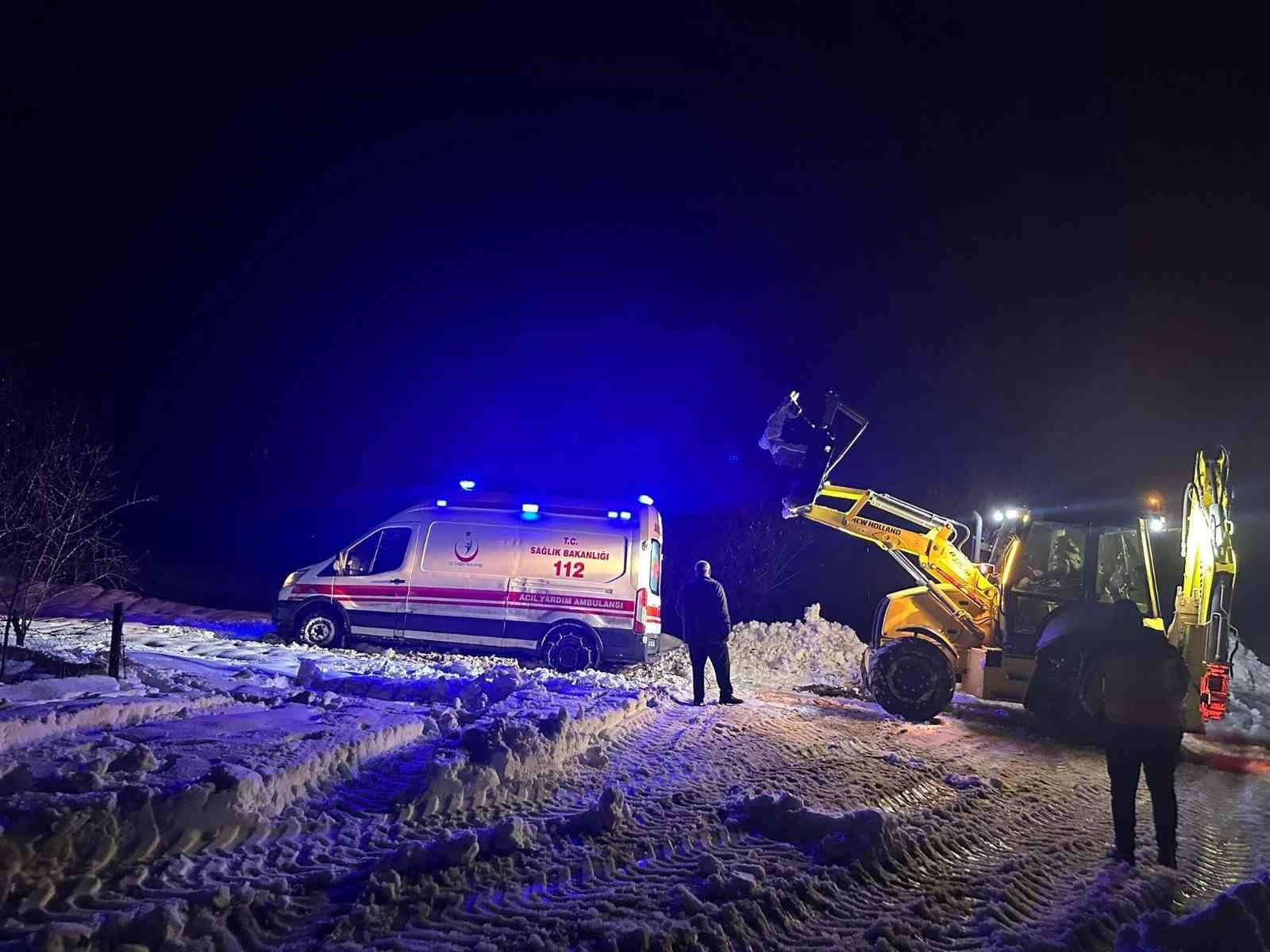 Mardin’de yolda mahsur kalan ambulansı belediye ekipleri kurtardı