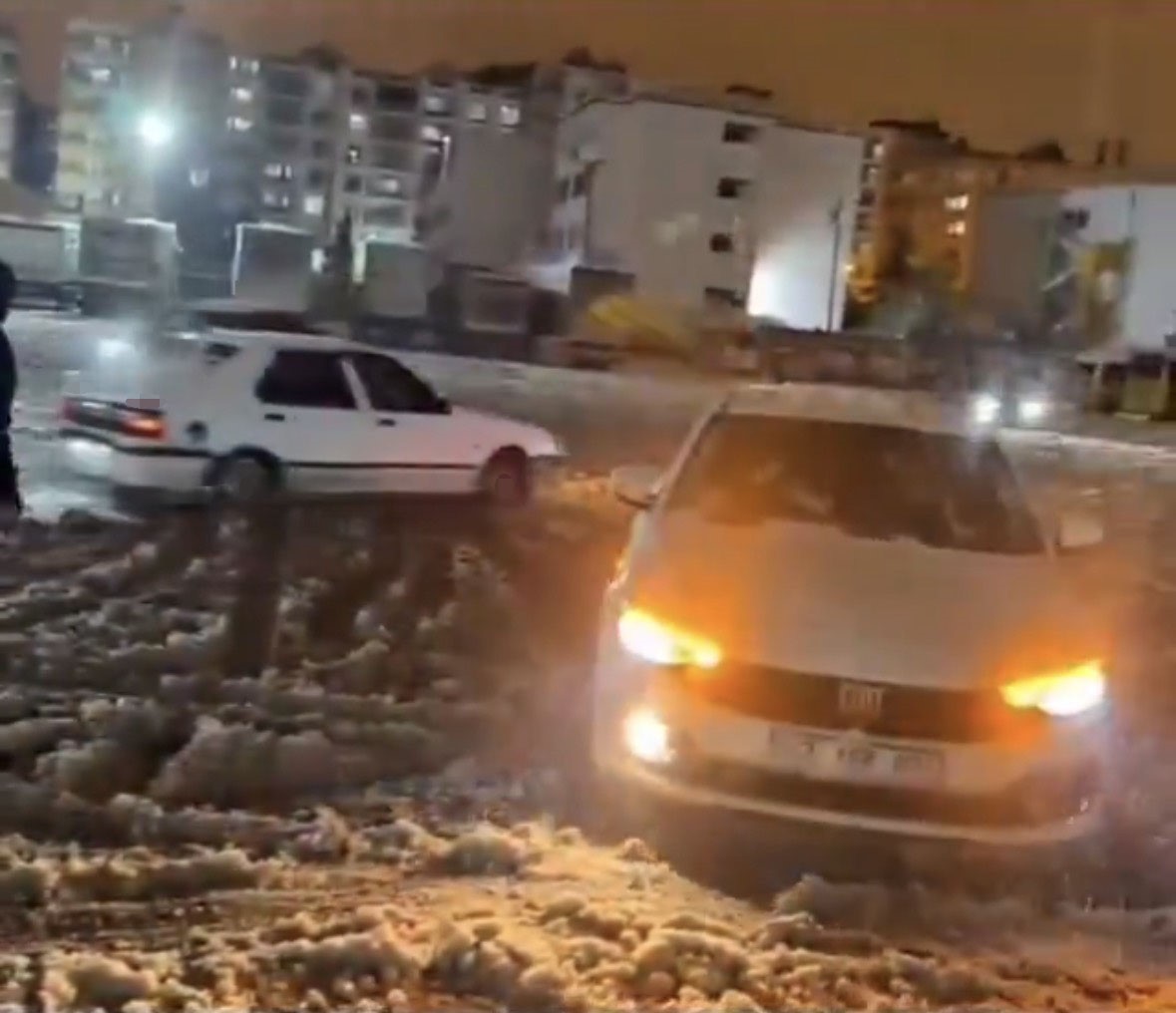 Mardin&rsquo;de drift atarak trafik g&uuml;venliğini tehlikeye d&uuml;ş&uuml;ren s&uuml;r&uuml;c&uuml;ler yakalandı
