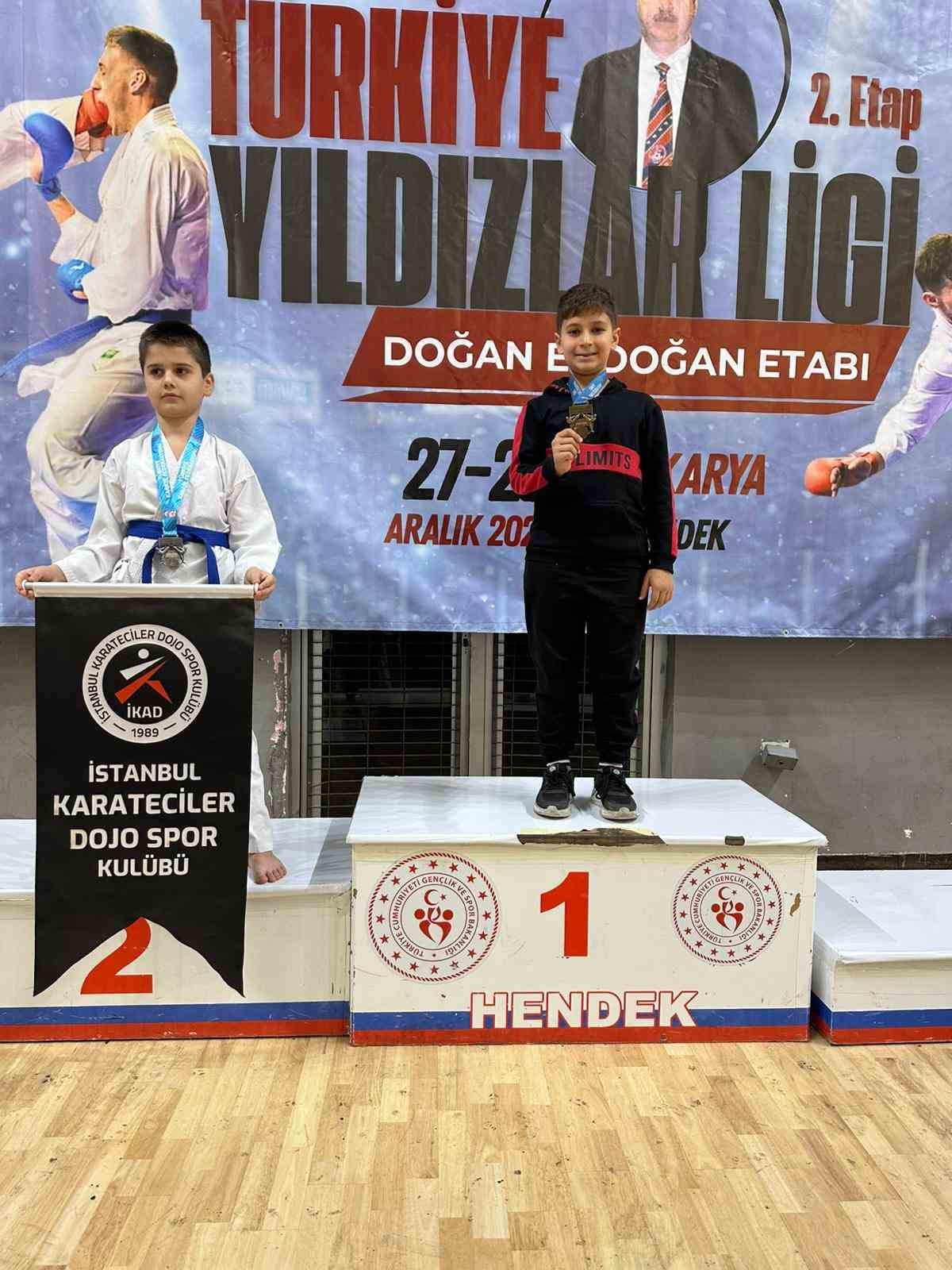 D&uuml;zceli karateciler madalyalarla d&ouml;nd&uuml;
