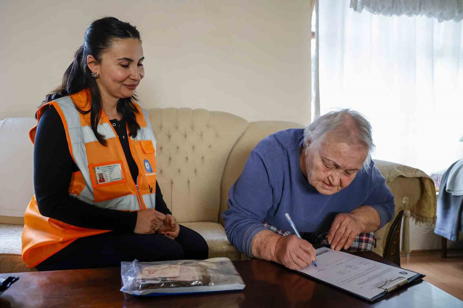 Yaşlı kadının bindiği otob&uuml;ste unuttuğu c&uuml;zdan evine kadar getirilip teslim edildi

