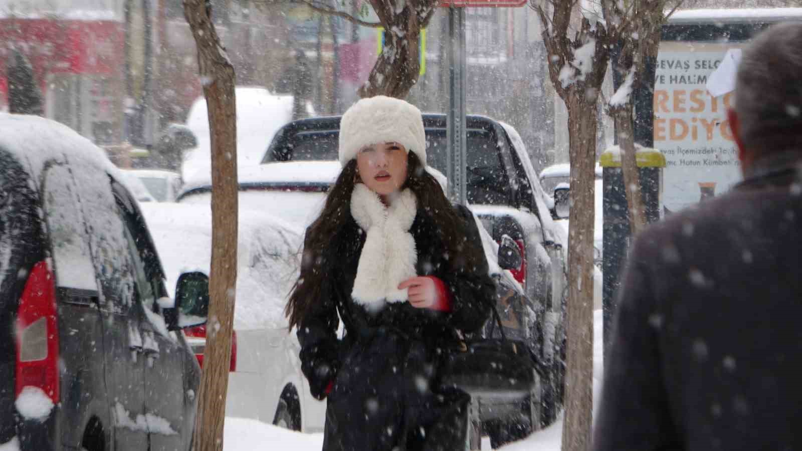 Van’da lapa lapa kar yağışı: 625 yol kapandı, okullar tatil edildi