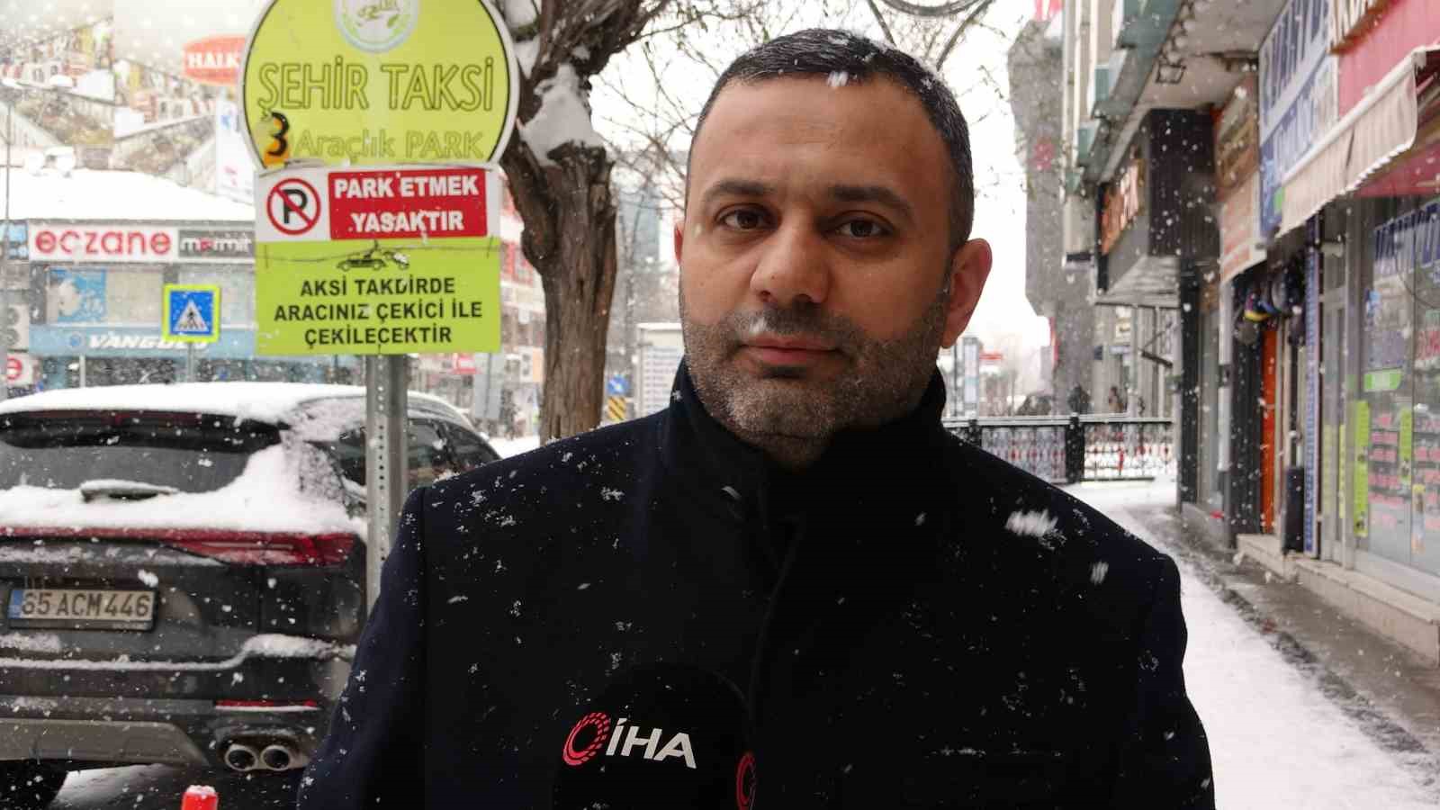 Van’da lapa lapa kar yağışı: 625 yol kapandı, okullar tatil edildi