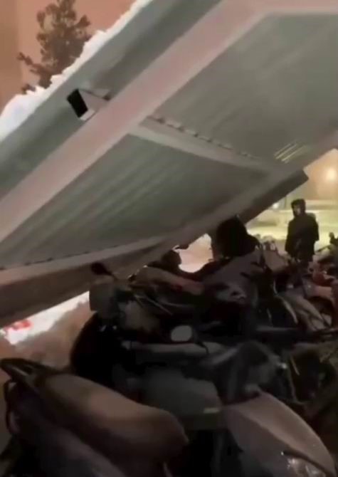 Dicle &Uuml;niversitesi&rsquo;ndeki yurdun otopark &ccedil;atısı &ccedil;&ouml;kt&uuml;
