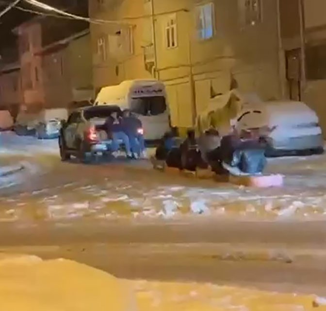 Belediye personelinden kar eğlencesi