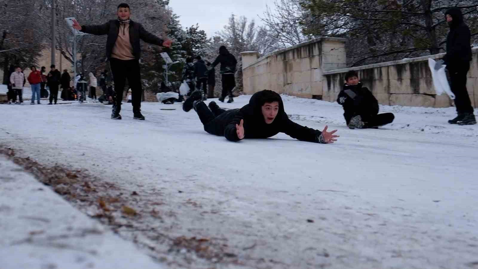 Karaman’da çocuklar karın keyfini kayarak çıkardı