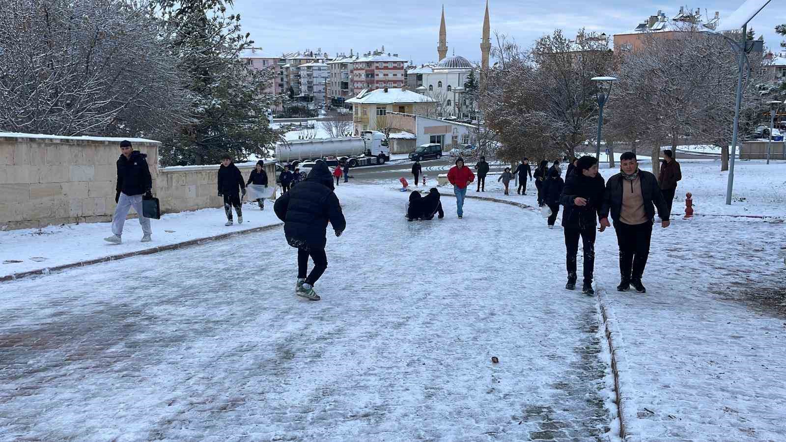 Karaman&rsquo;da &ccedil;ocuklar karın keyfini kayarak &ccedil;ıkardı

