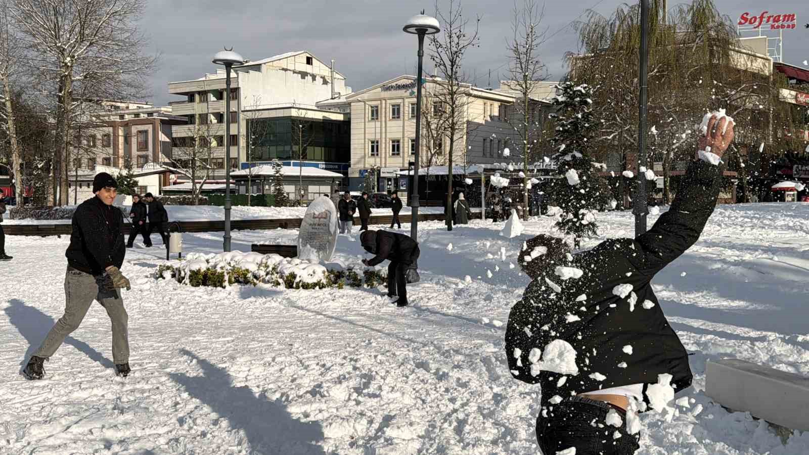 Tropikal misafirler kar yağışını görünce mest oldu