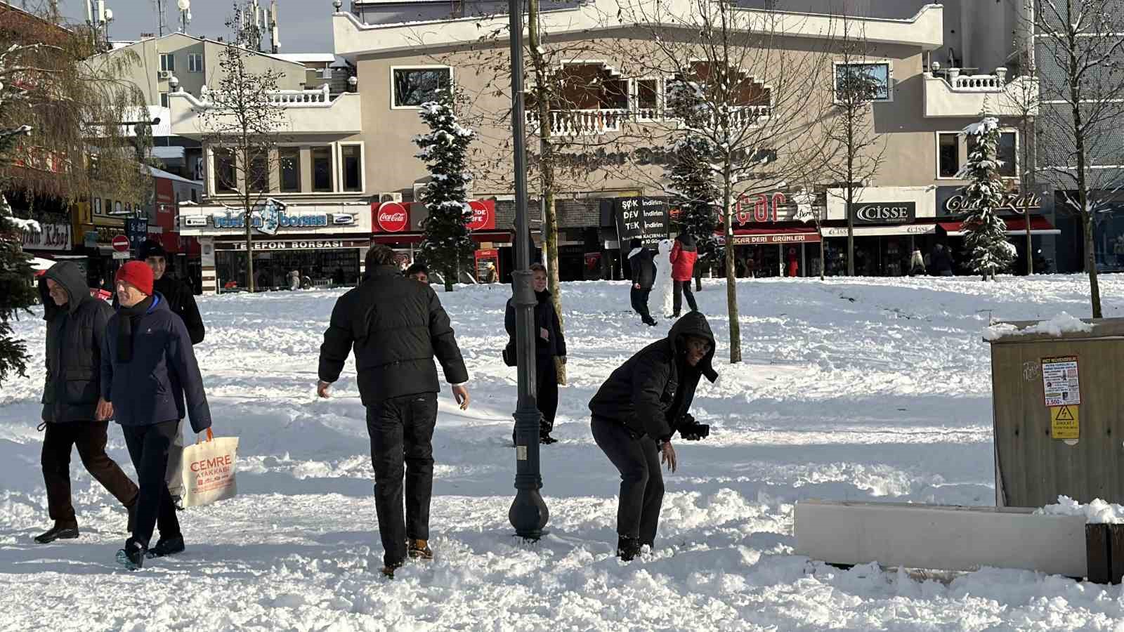 Tropikal misafirler kar yağışını g&ouml;r&uuml;nce mest oldu
