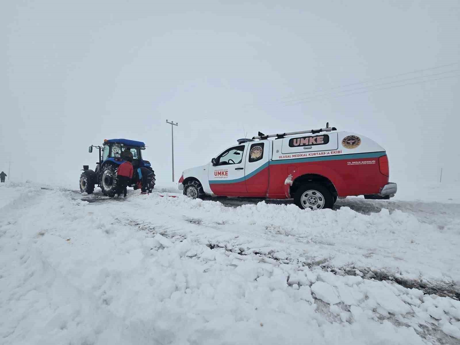 Evde doğum yapan anne ve bebeği, saatler süren çalışmanın ardından kurtarıldı
