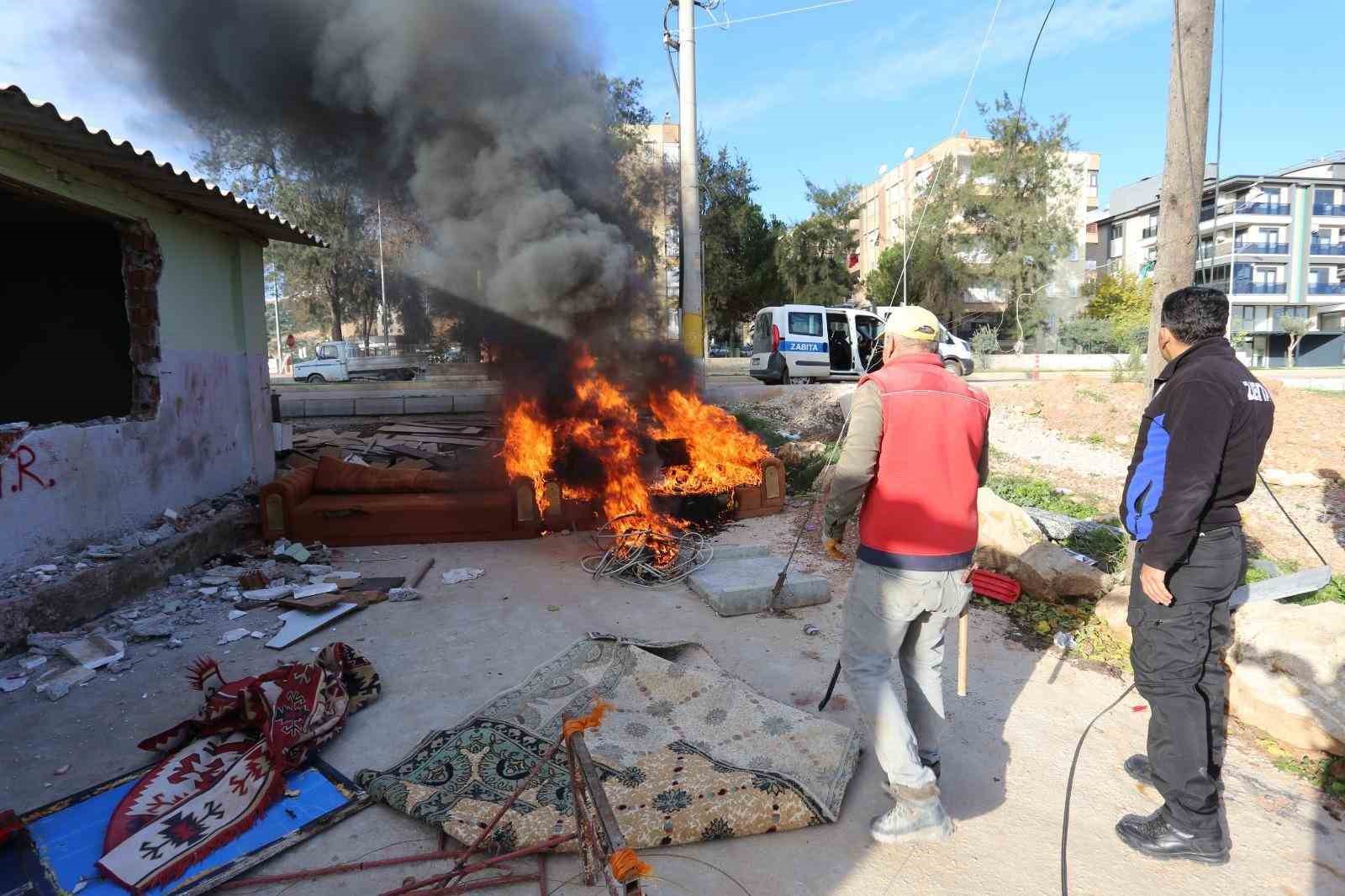 Hurdacının çevreyi kirletip ’Bu sefer bişeyler yapın’ talebine  zabıtadan ’Vazifede merhamet yok’  cevabı