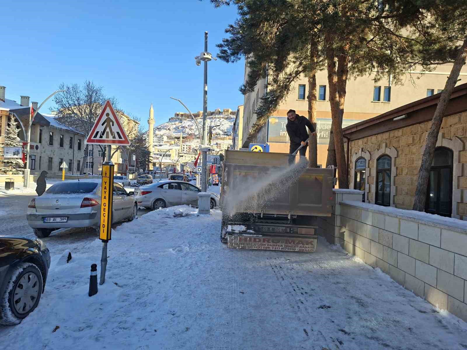 Bayburt&rsquo;ta buzlu yollara tuz seriliyor
