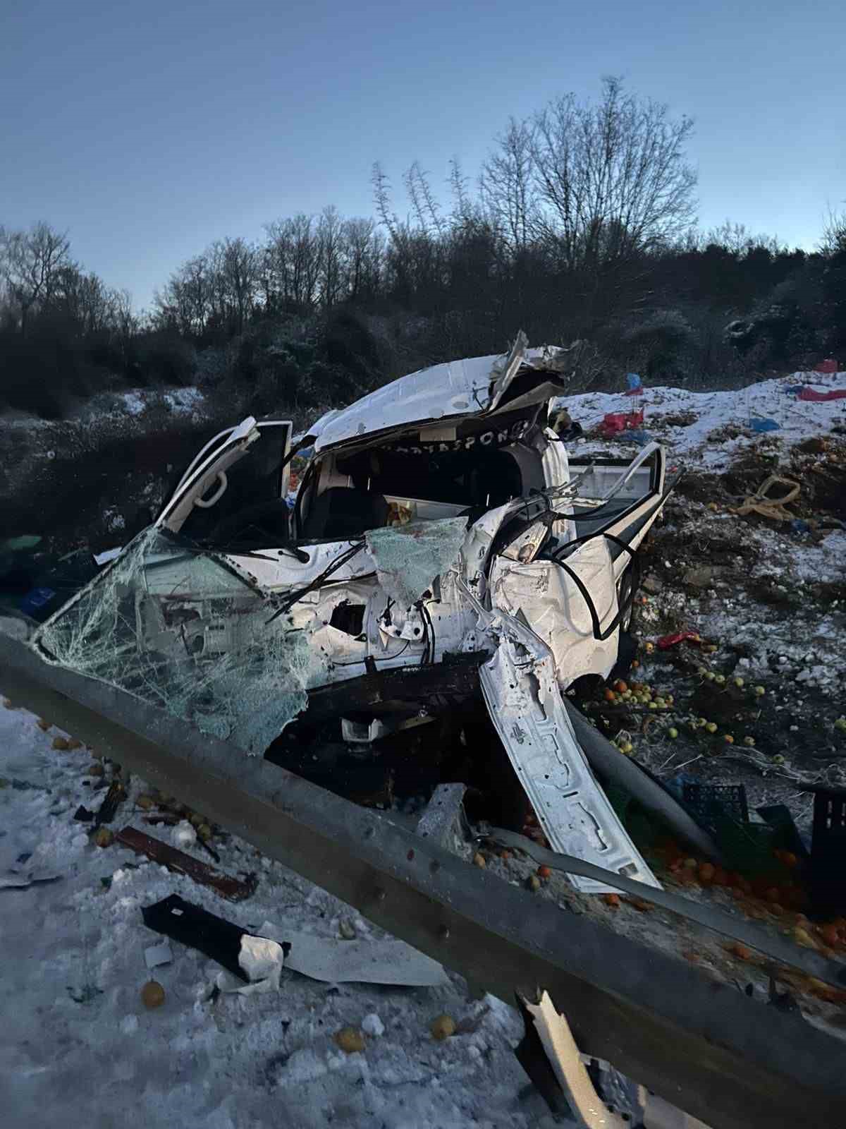 Sakarya&rsquo;da kamyonet takla attı: Baba ve oğlu yaralandı
