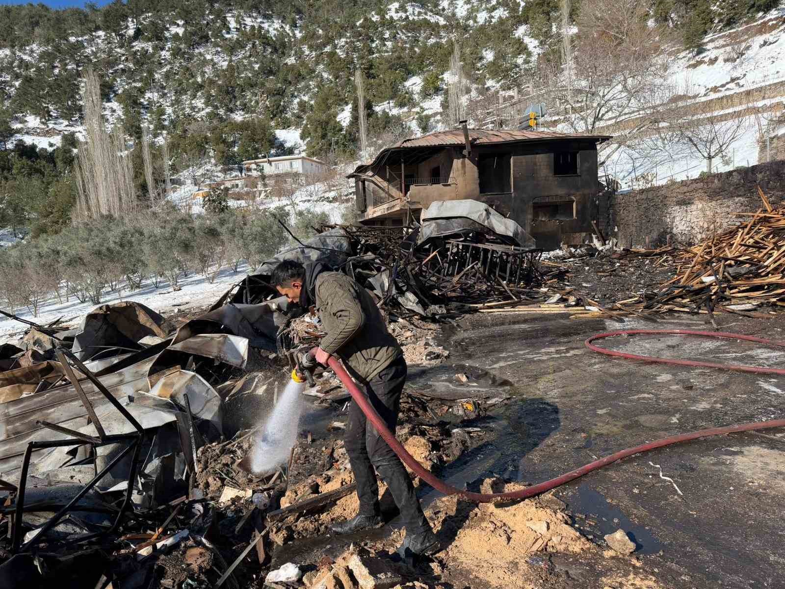 Osmaniye’de hızar atölyesi yangında kül oldu