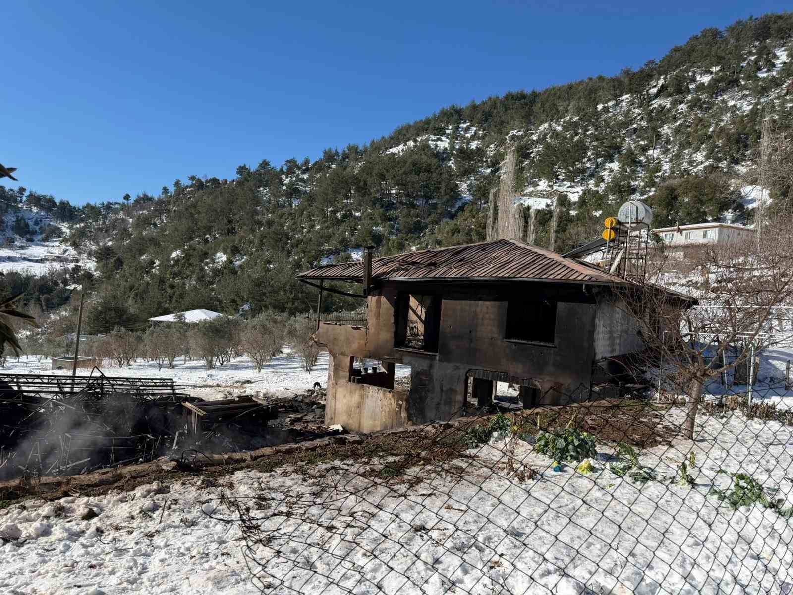 Osmaniye&rsquo;de hızar at&ouml;lyesi yangında k&uuml;l oldu
