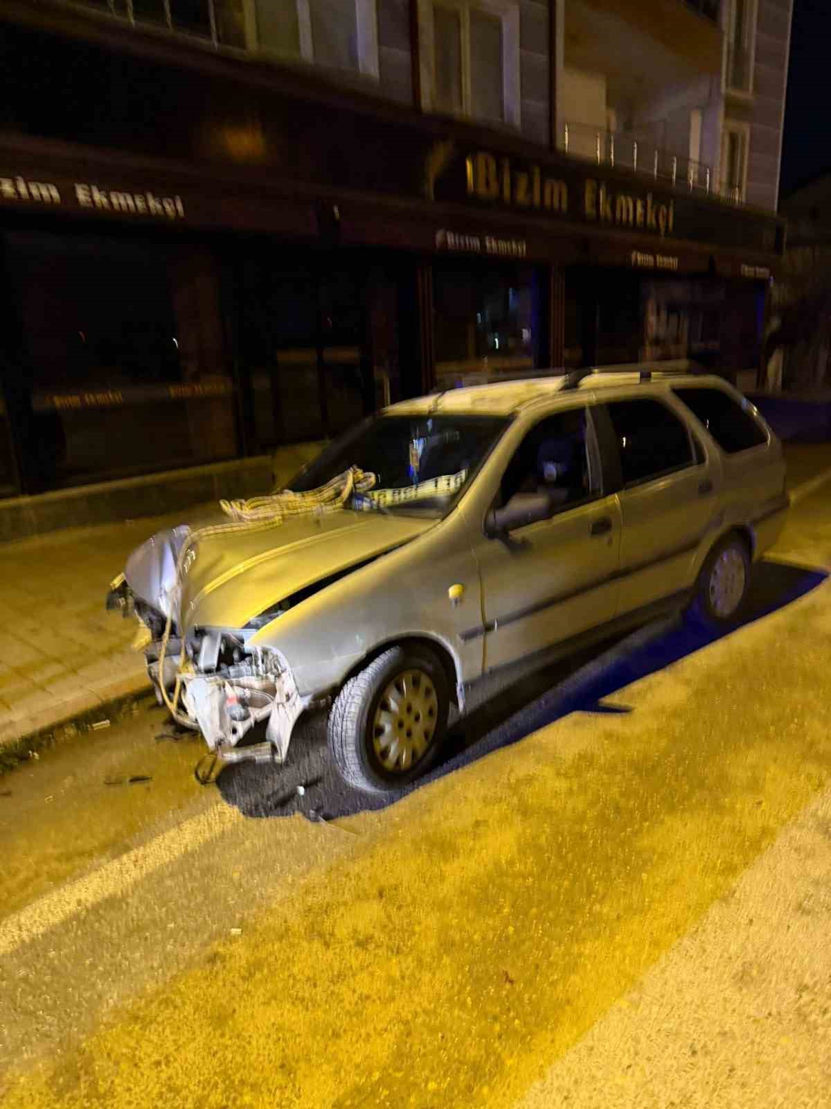 Bursa&rsquo;da direksiyon hakimiyetini kaybeden s&uuml;r&uuml;c&uuml; direğe &ccedil;arptı
