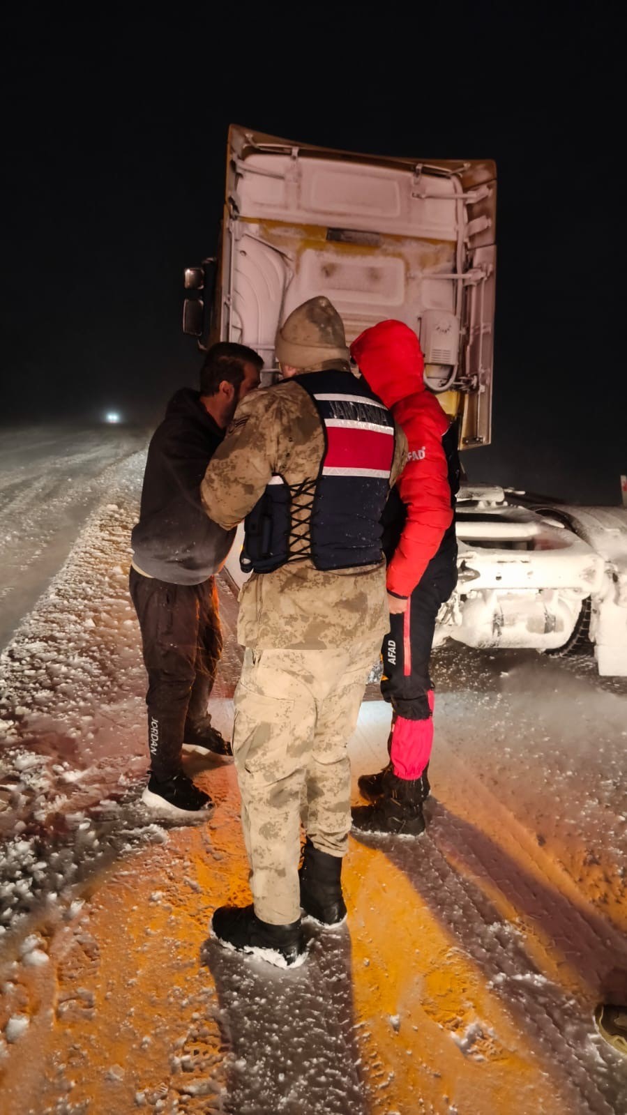 Ağrı&rsquo;da AFAD ekipleri mahsur kalan vatandaşlara ulaştı
