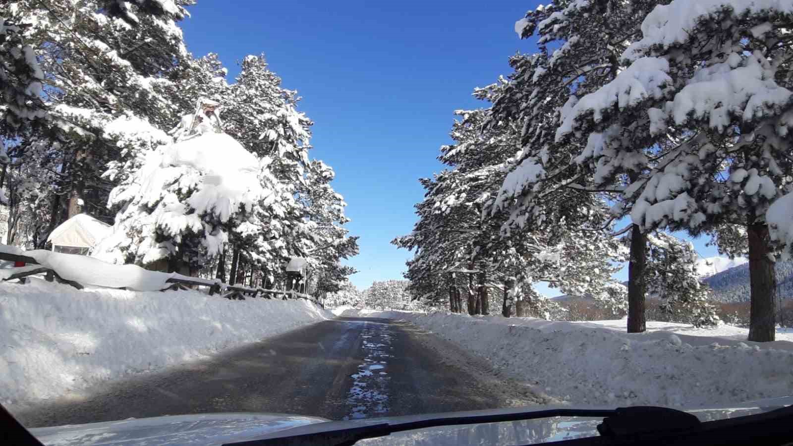 Beyaza b&uuml;r&uuml;nen Abant&rsquo;ta kartpostallık manzara: Kar kalınlığı 1 metreyi buldu
