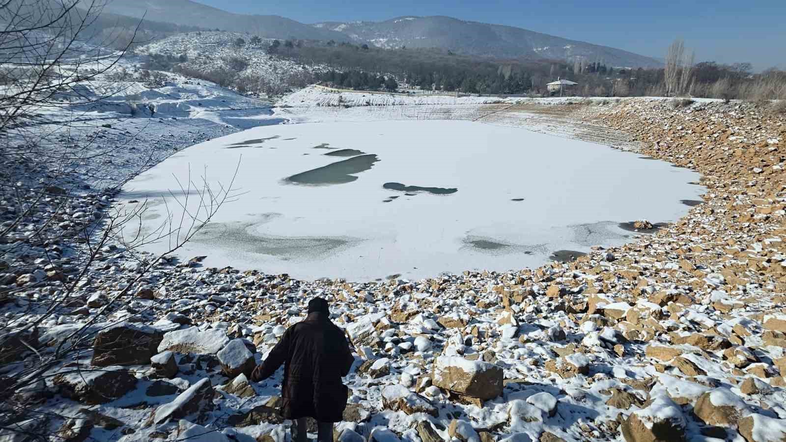 Kütahya’da dondurucu soğuklar göleti tamamen buzla kapladı