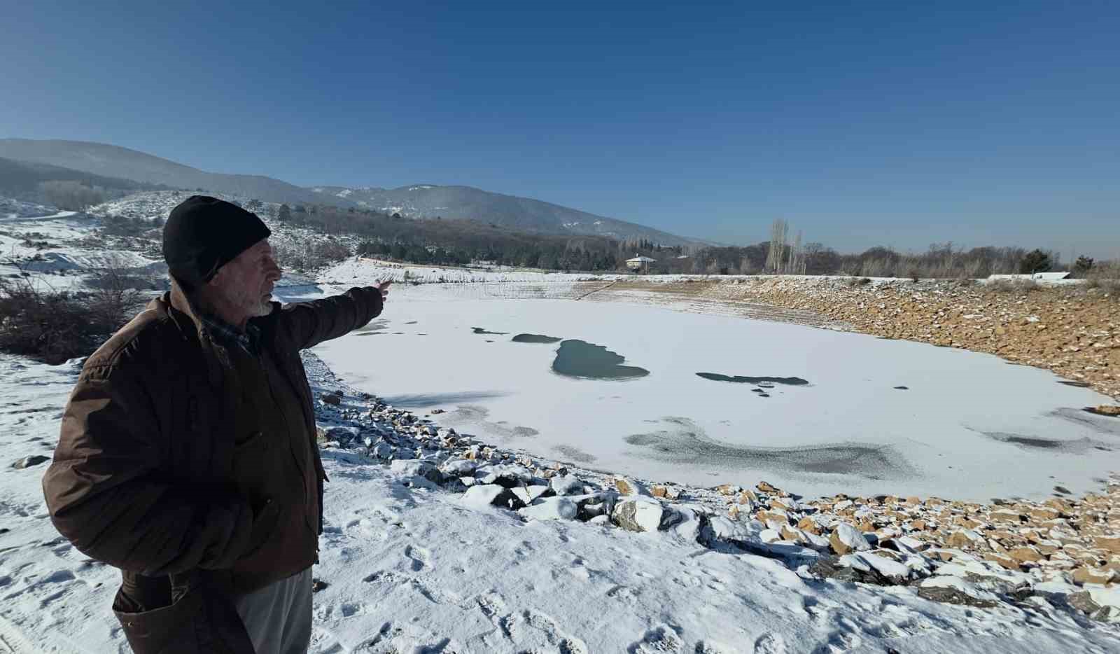 K&uuml;tahya&rsquo;da dondurucu soğuklar g&ouml;leti tamamen buzla kapladı
