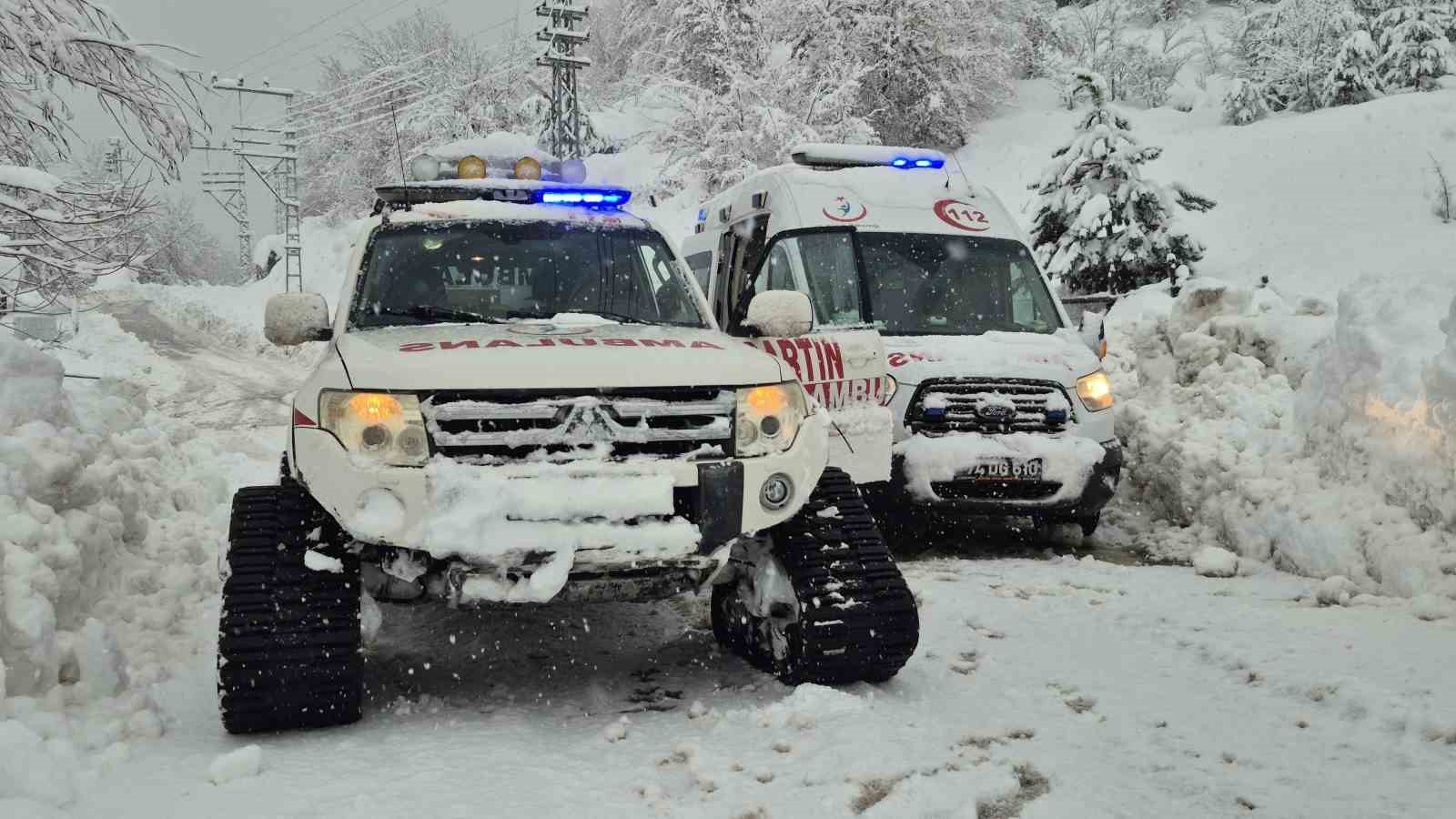 Acil sağlık ekipleri, 41 yıldır taşıdıkları &rsquo;Hızır&rsquo; ismine uygun şekilde g&ouml;rev yapıyor
