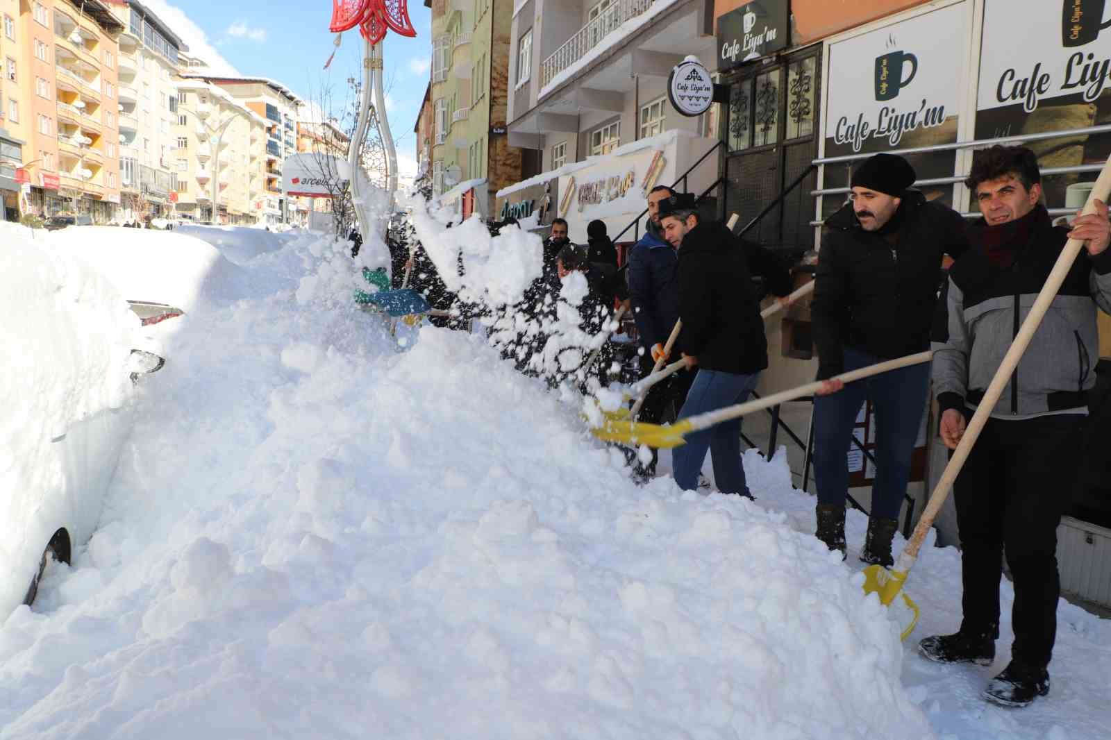 Güvenlik korucularından karla mücadeleye destek
