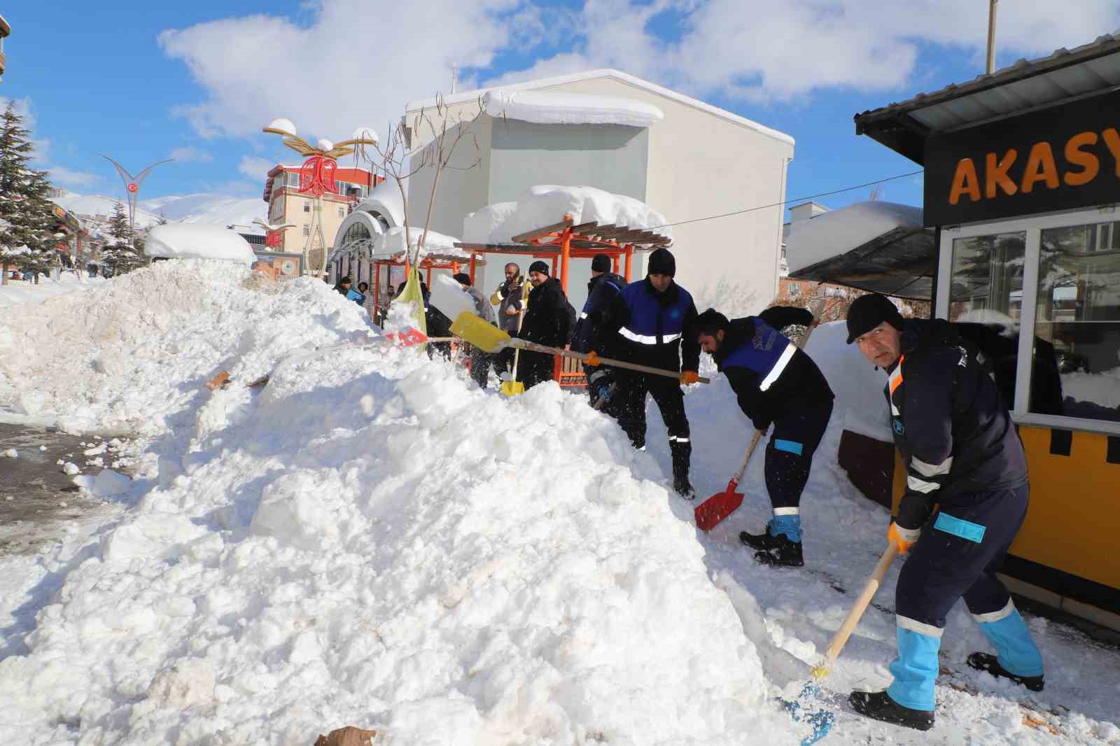 G&uuml;venlik korucularından karla m&uuml;cadeleye destek
