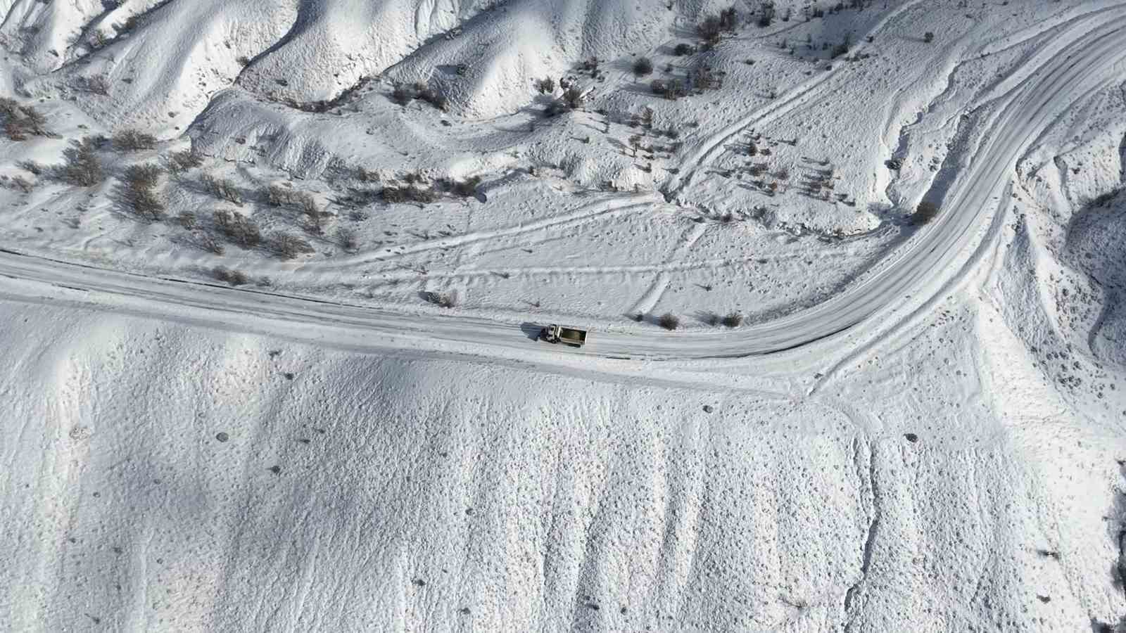 Kırıkkale’de karla kaplanan köy yolları yeniden ulaşıma açıldı