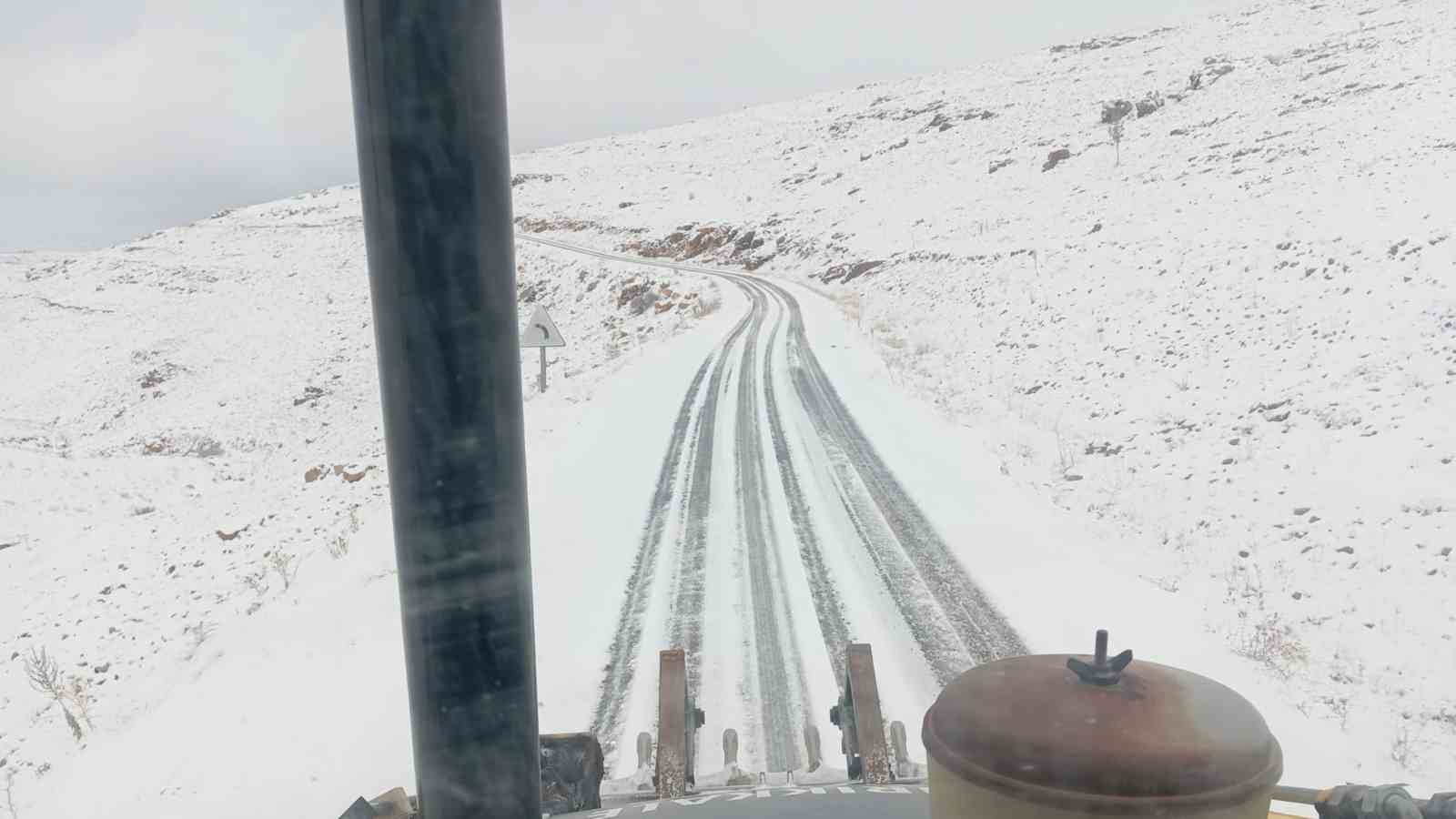 Kırıkkale&rsquo;de karla kaplanan k&ouml;y yolları yeniden ulaşıma a&ccedil;ıldı
