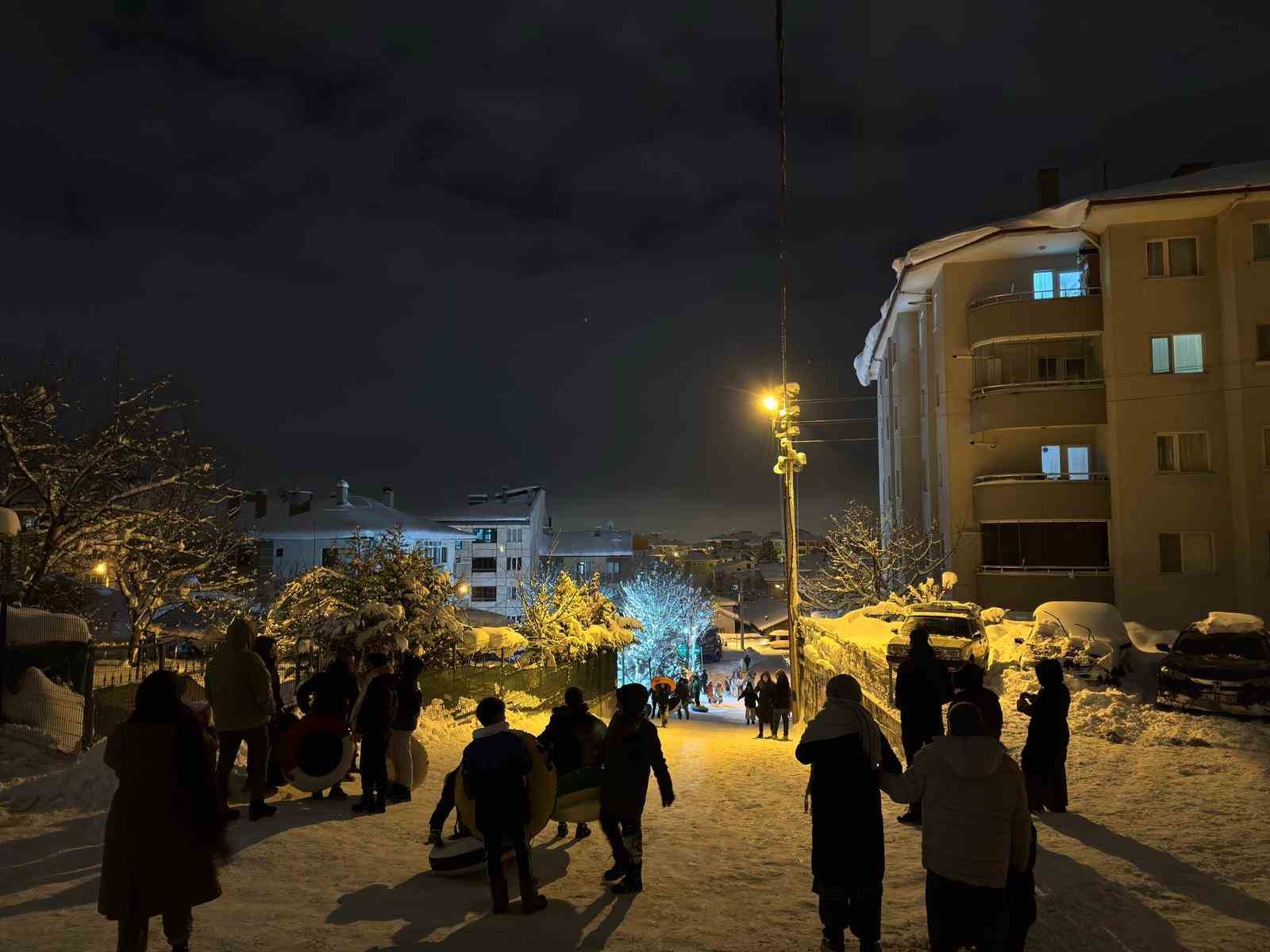 Bolu’da çocuklar gece saatlerinde karın keyfini çıkardı