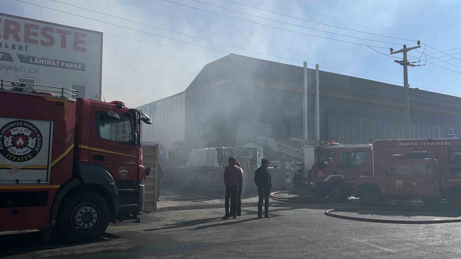 Yalıtım malzemesi bulunan depoda yangın paniği