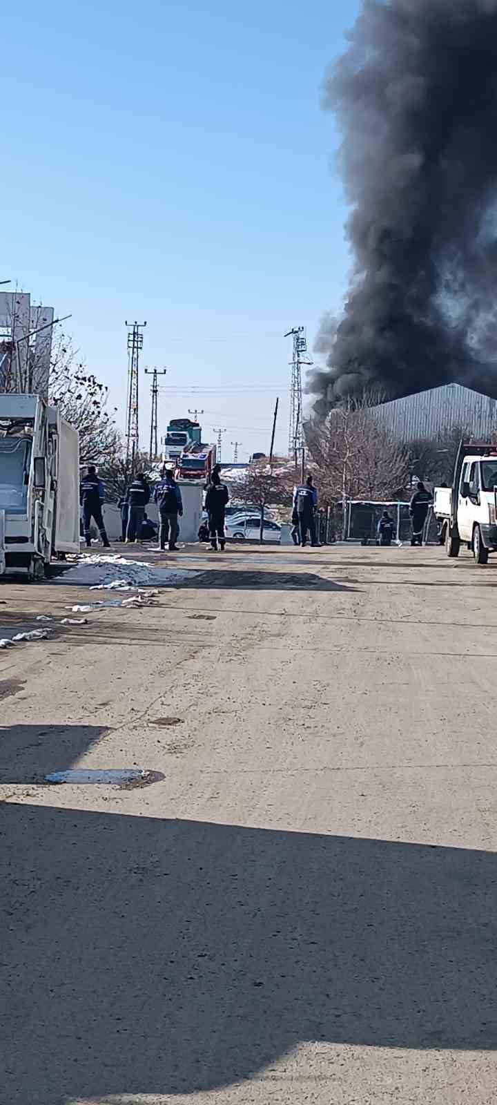 Ankara&rsquo;da geri d&ouml;n&uuml;ş&uuml;m fabrikasında yangın
