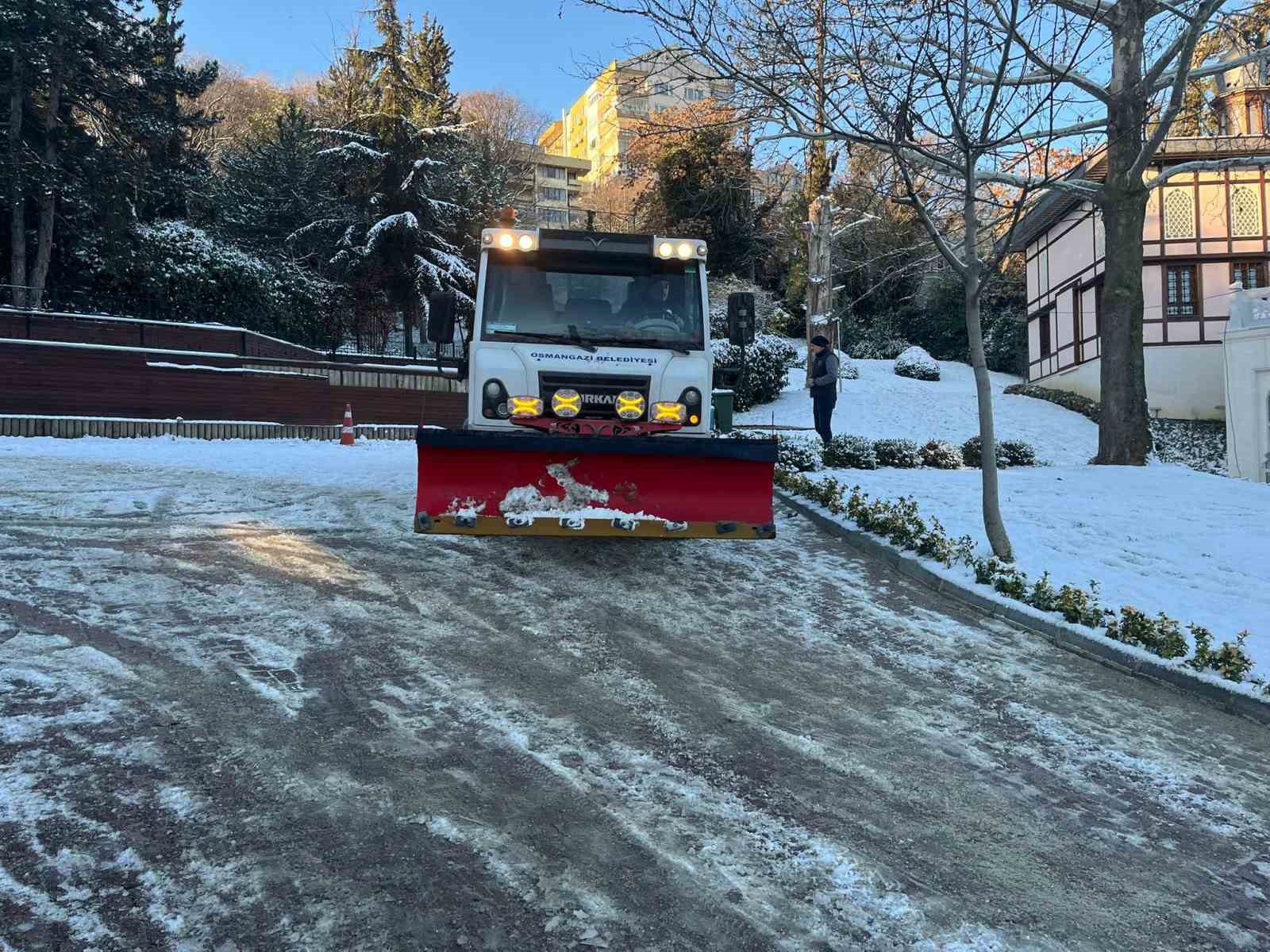 Osmangazi Belediyesi ekipleri tuzlama &ccedil;alışmalarını s&uuml;rd&uuml;r&uuml;yor
