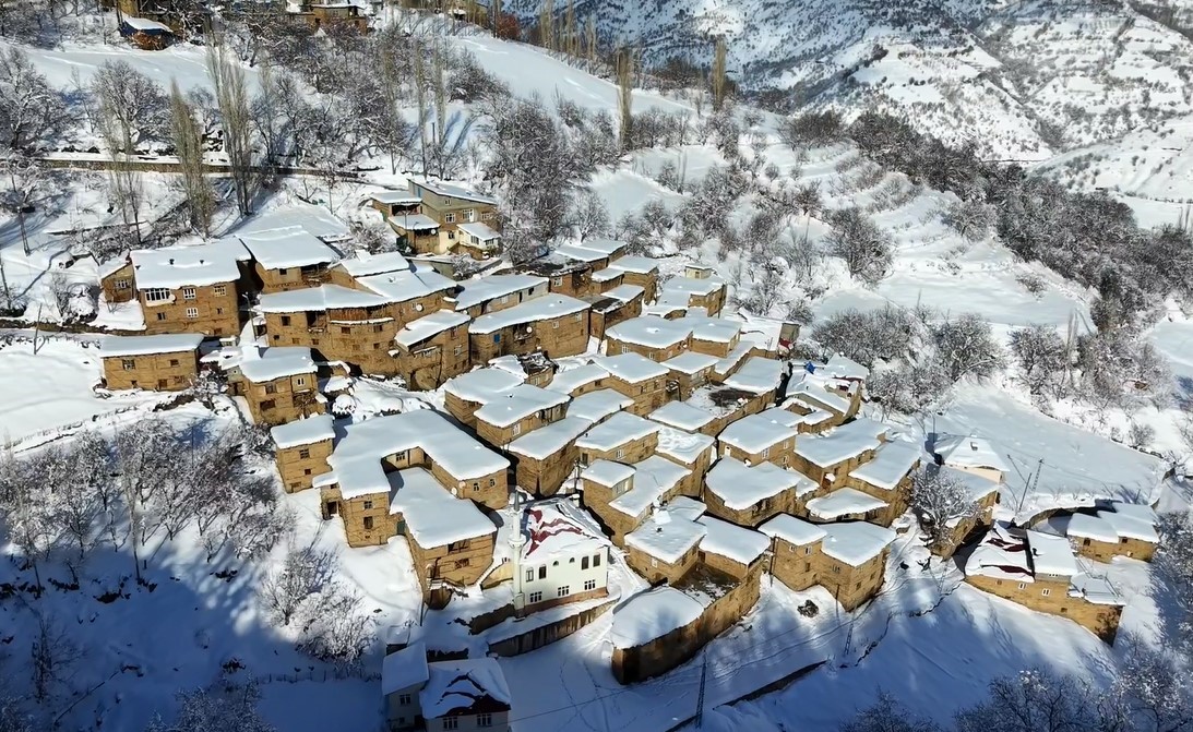 Hizan&rsquo;ın taş evleri kar altında kartpostallık g&ouml;r&uuml;nt&uuml;ler oluşturdu
