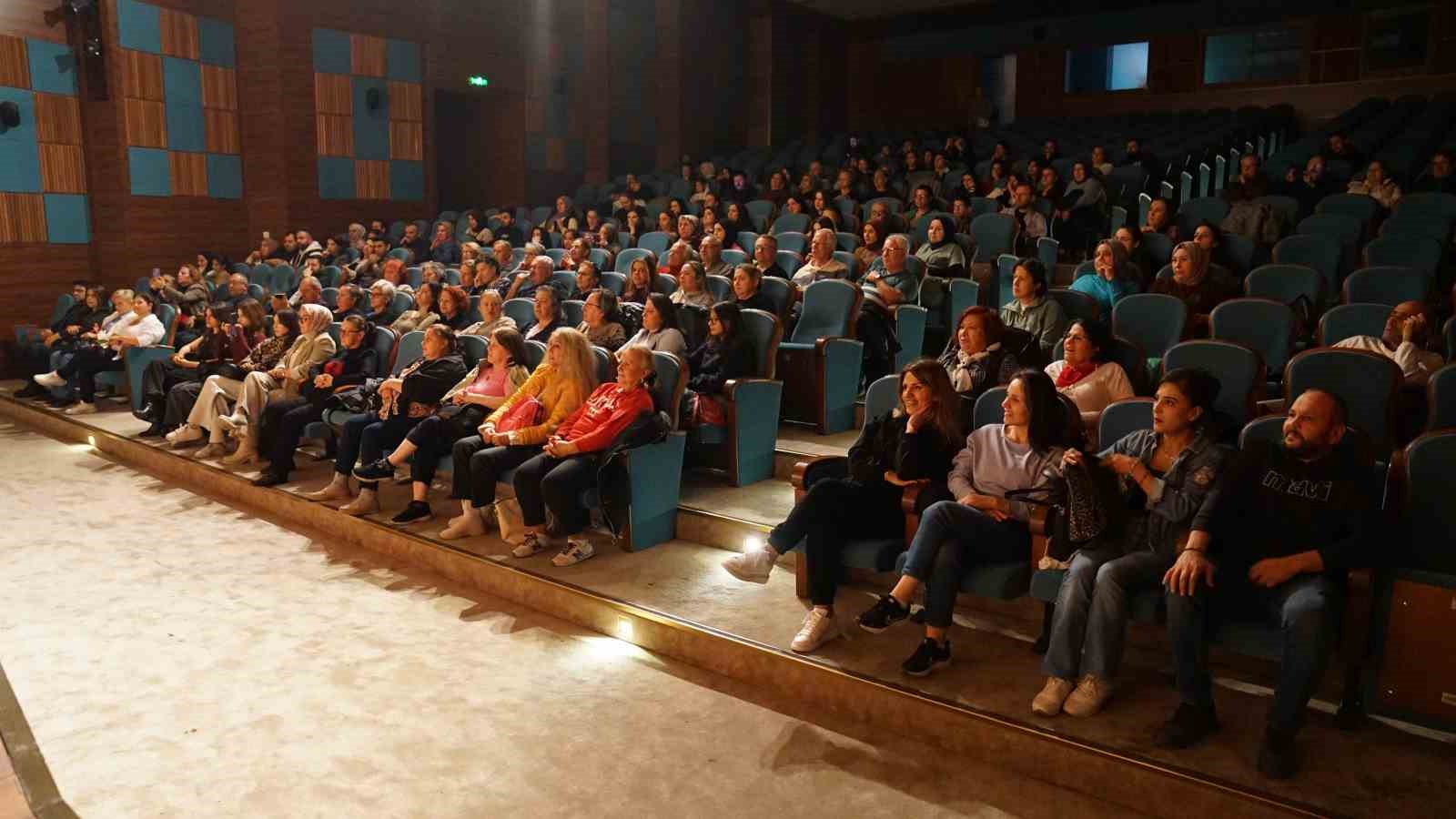 Esenyurt’ta tiyatro dolu bir sezon: Her ay 3 oyun sahnelendi