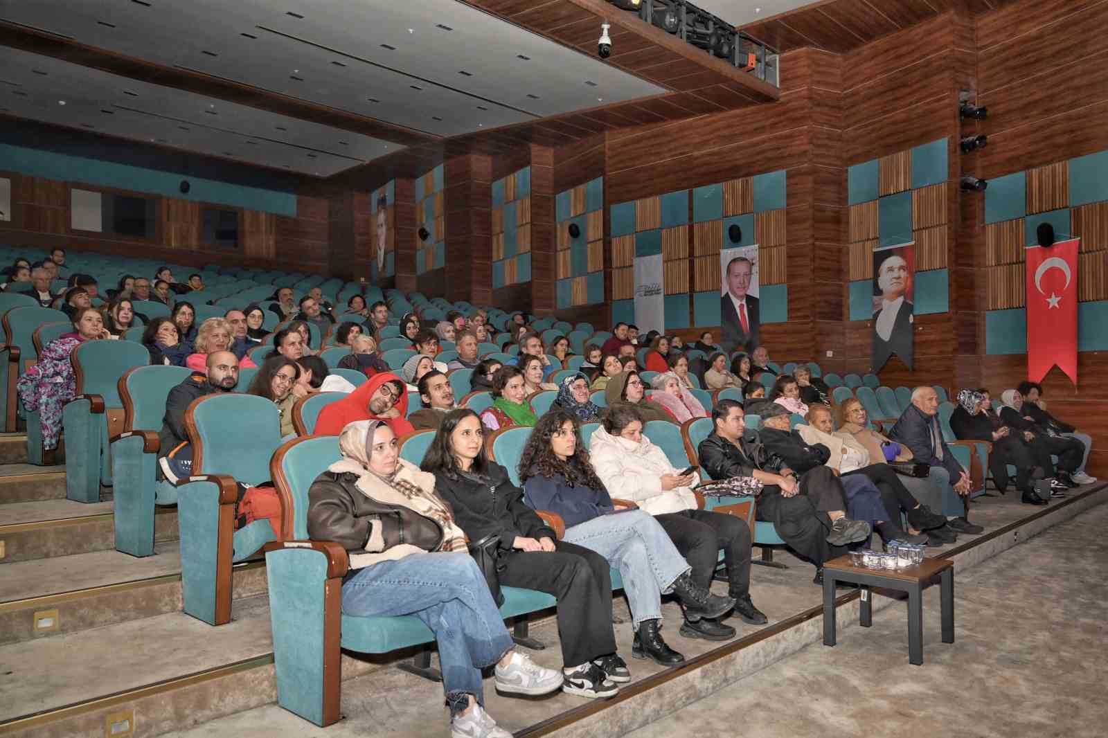 Esenyurt&rsquo;ta tiyatro dolu bir sezon: Her ay 3 oyun sahnelendi
