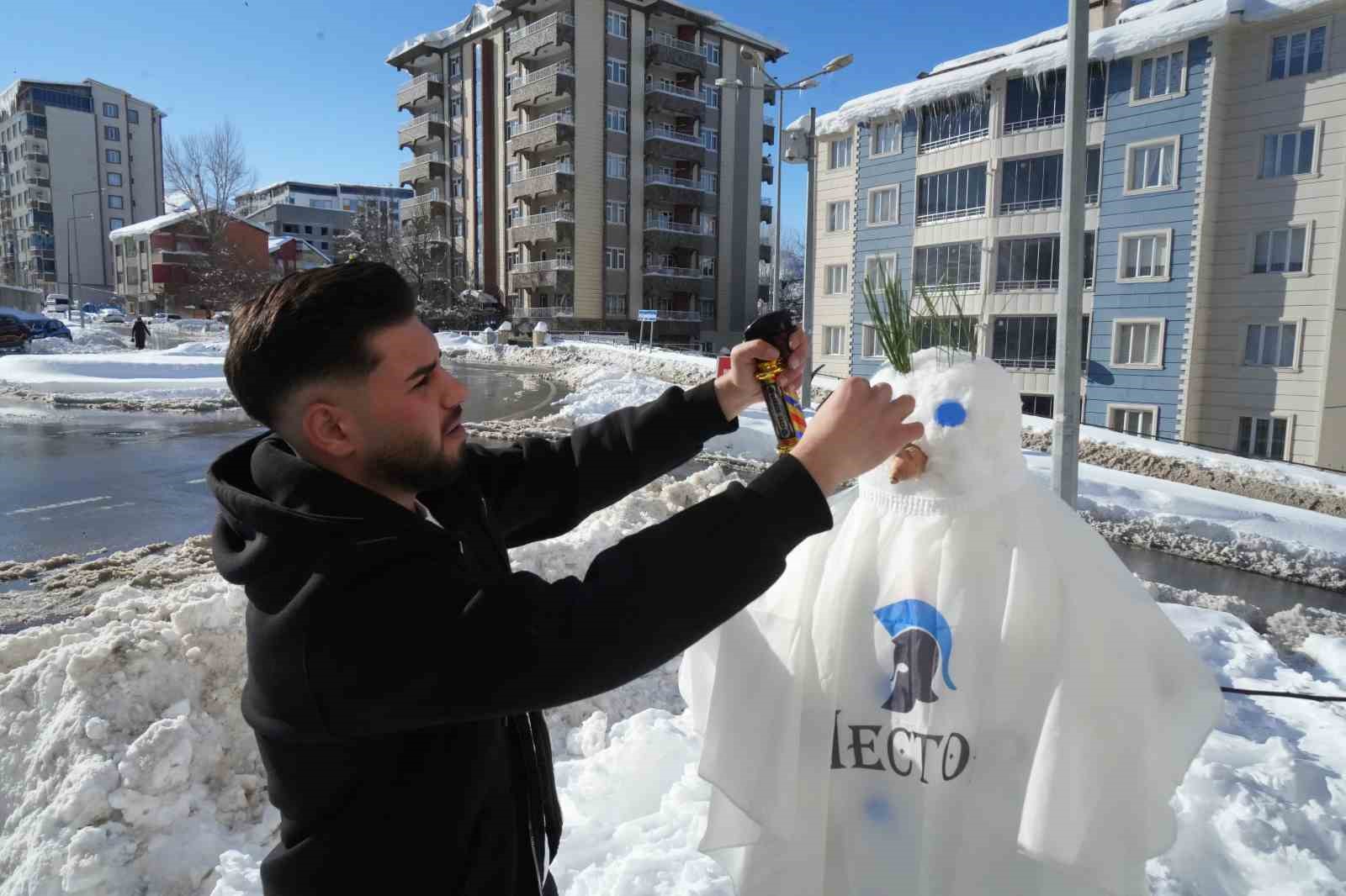 Muş’ta karı eğlenceye dönüştüren berberler, kardan adamı tıraş etti