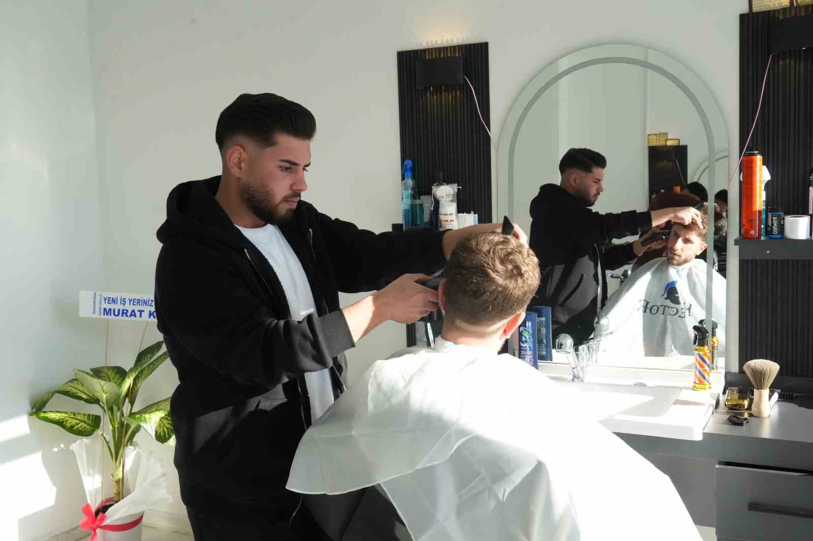 Muş&rsquo;ta karı eğlenceye d&ouml;n&uuml;şt&uuml;ren berberler, kardan adamı tıraş etti
