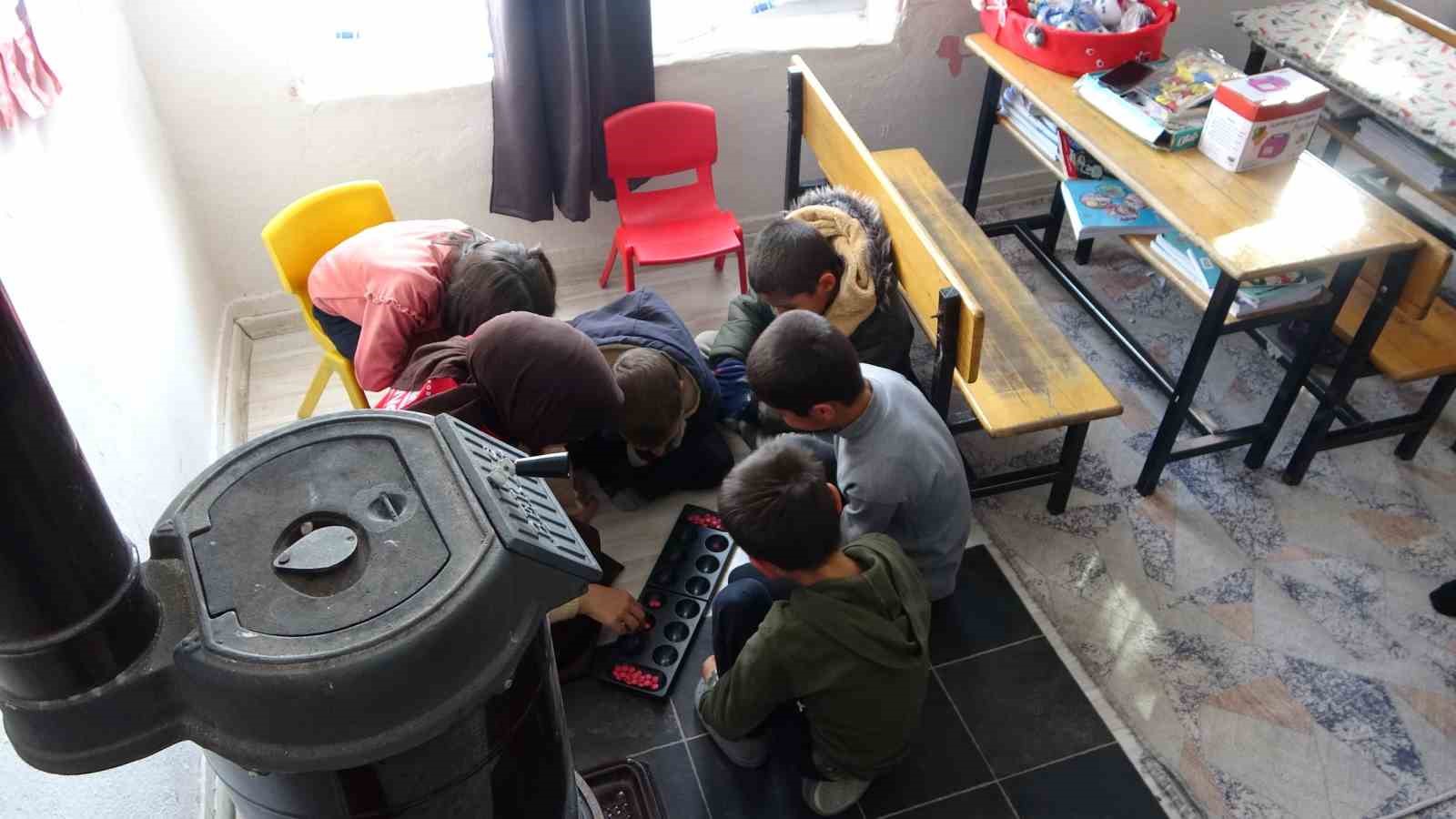 K&ouml;y &ccedil;ocukları, gen&ccedil;lik merkezi g&ouml;n&uuml;ll&uuml;leriyle doyasıya eğlendi
