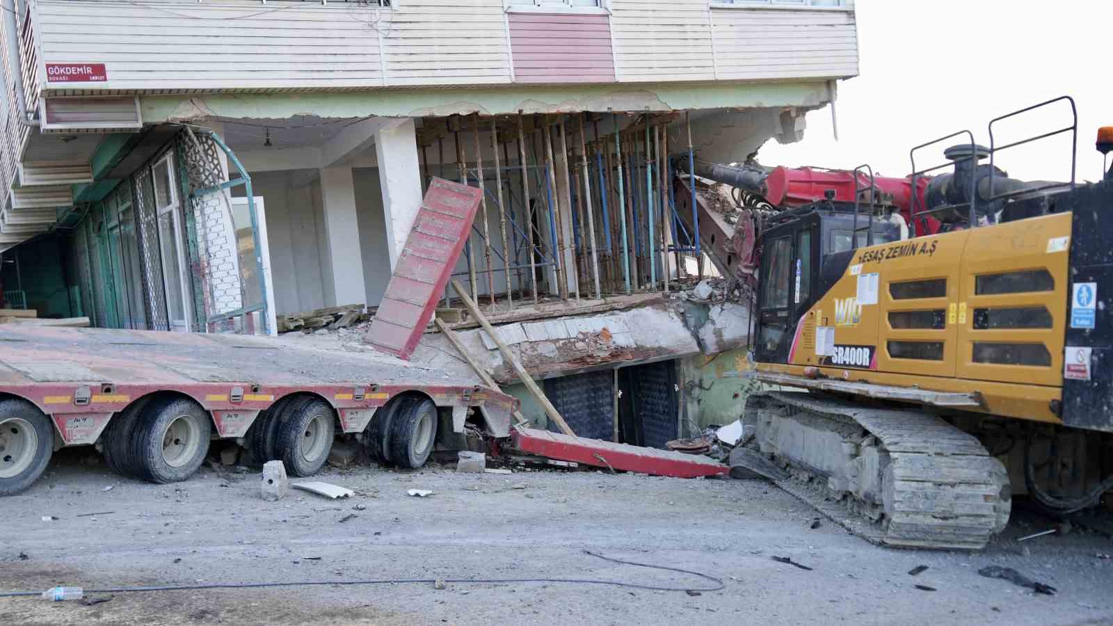 Başakşehir&rsquo;de binaya saplanan vinci &ccedil;ıkarma &ccedil;alışmaları 28. saate girdi
