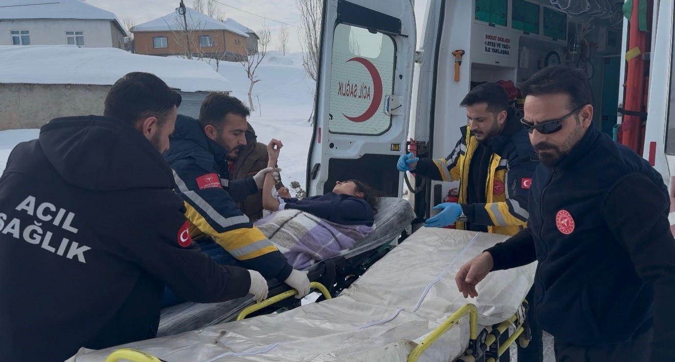 Ağrı Patnos Uzunca köyü’nde zamanla yarış: 15 yaşındaki hasta paletli ambulansla hastaneye götürüldü