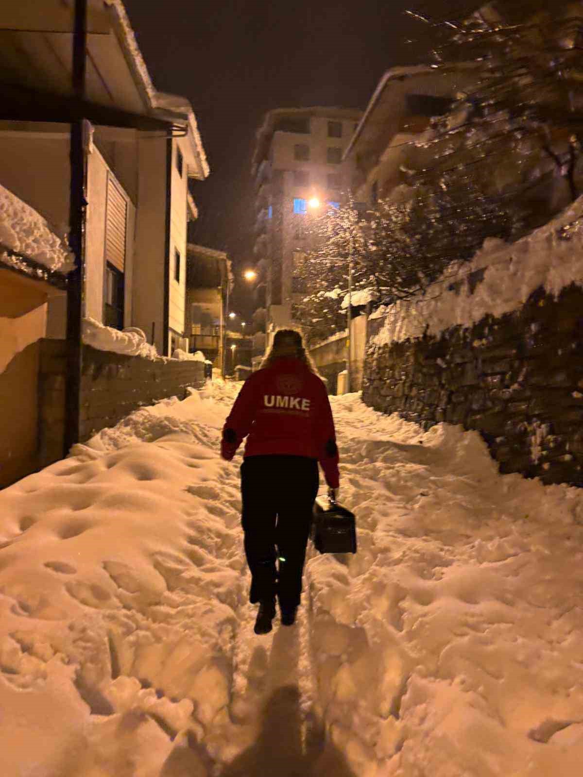 UMKE ekipleri iki hastaya zamanında m&uuml;dahalede bulundu
