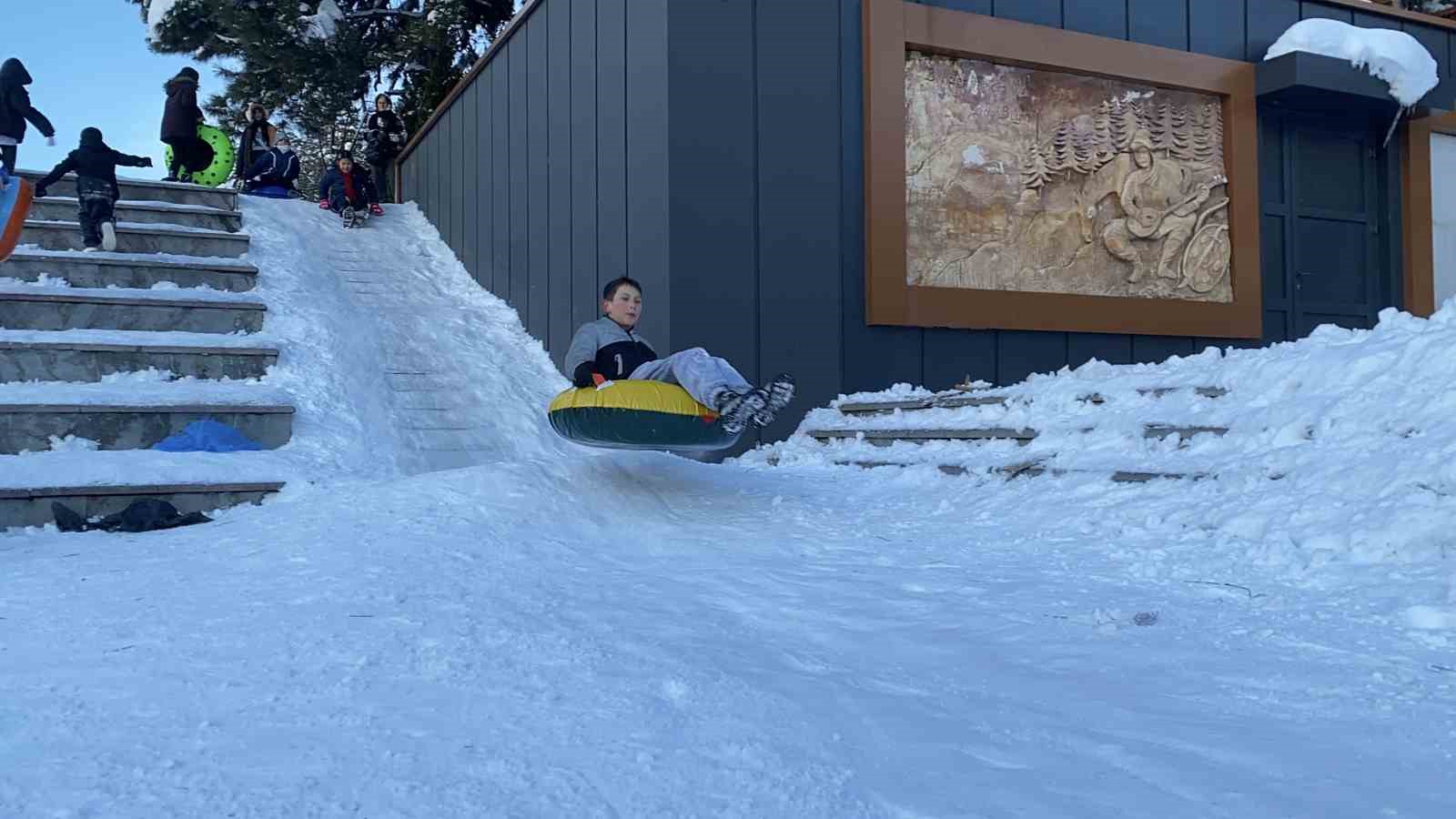 Merdiven değil kayak pisti: Bolulu miniklerin kayak eğlencesi
