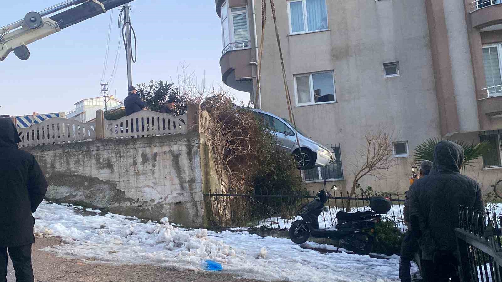Buzlanan yolda kayan otomobil apartmanın bah&ccedil;esine d&uuml;şt&uuml;
