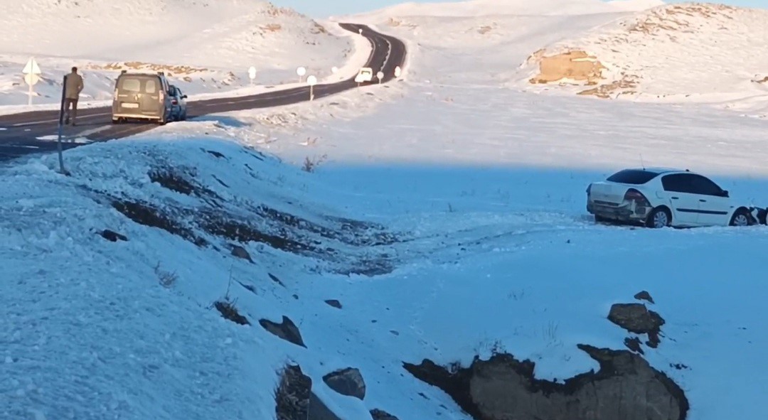 Başkale&rsquo;de otomobil şarampole d&uuml;şt&uuml;
