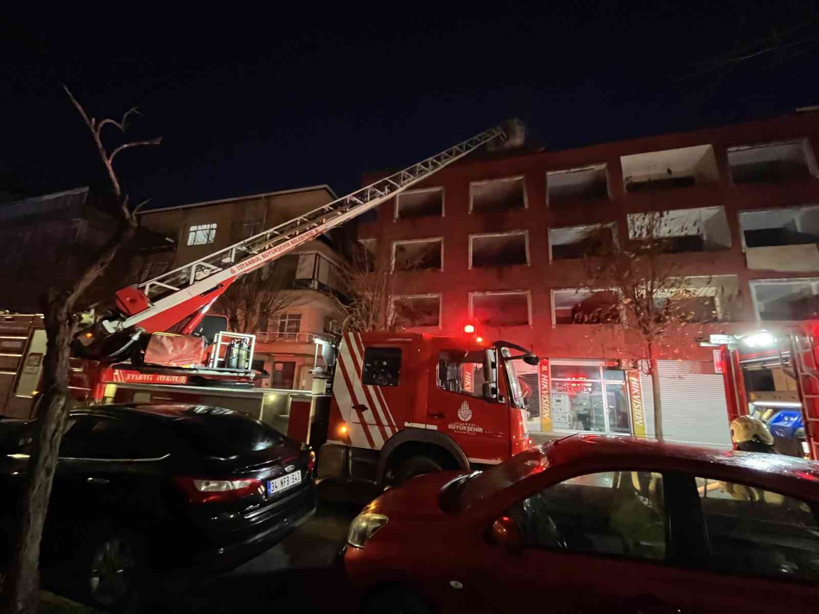 K&uuml;&ccedil;&uuml;k&ccedil;ekmece&rsquo;de kentsel d&ouml;n&uuml;ş&uuml;mdeki binanın &ccedil;atısında yangın
