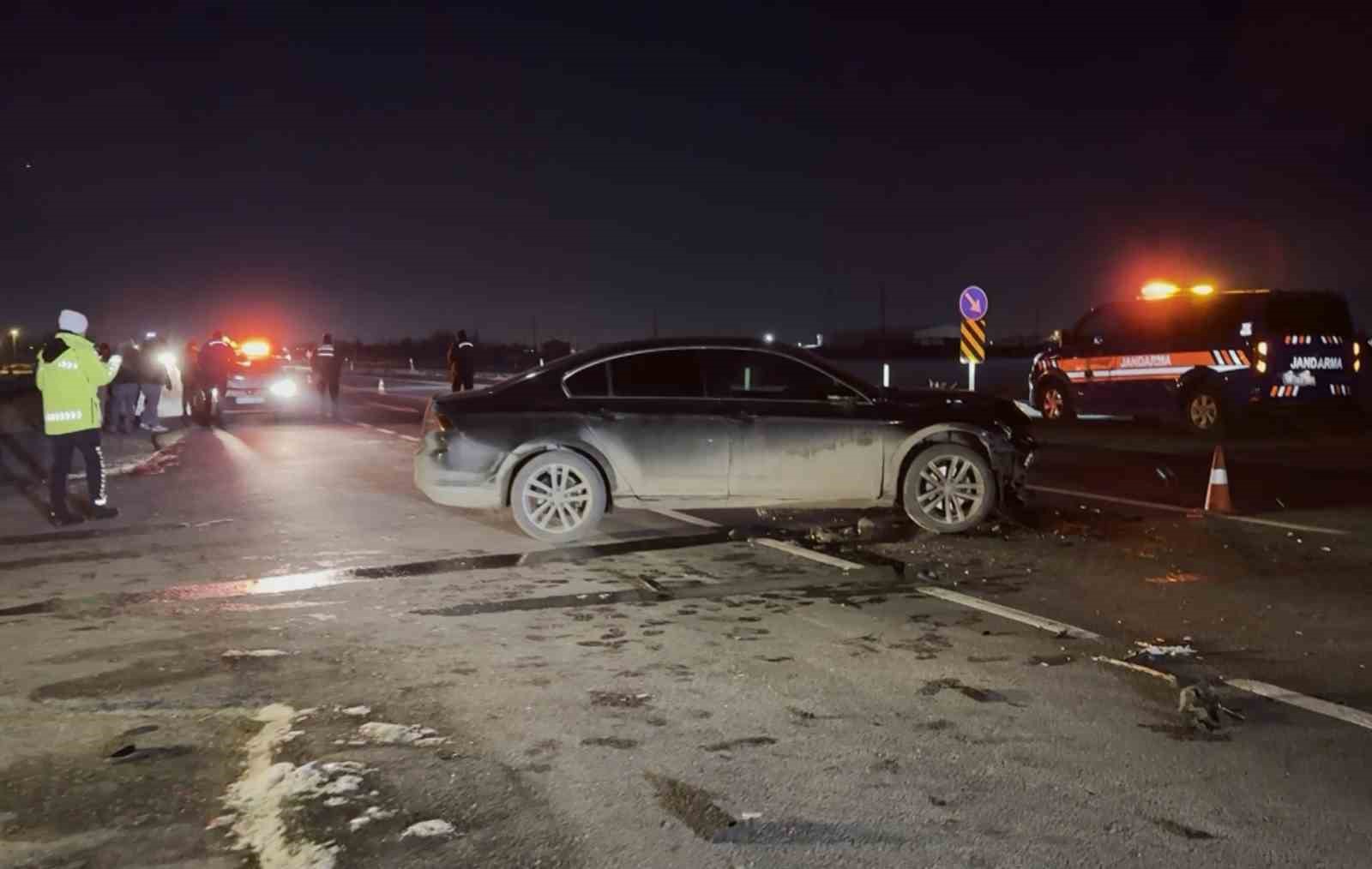 Otomobille &ccedil;arpışan minib&uuml;s şarampole takla attı: 2 yaralı
