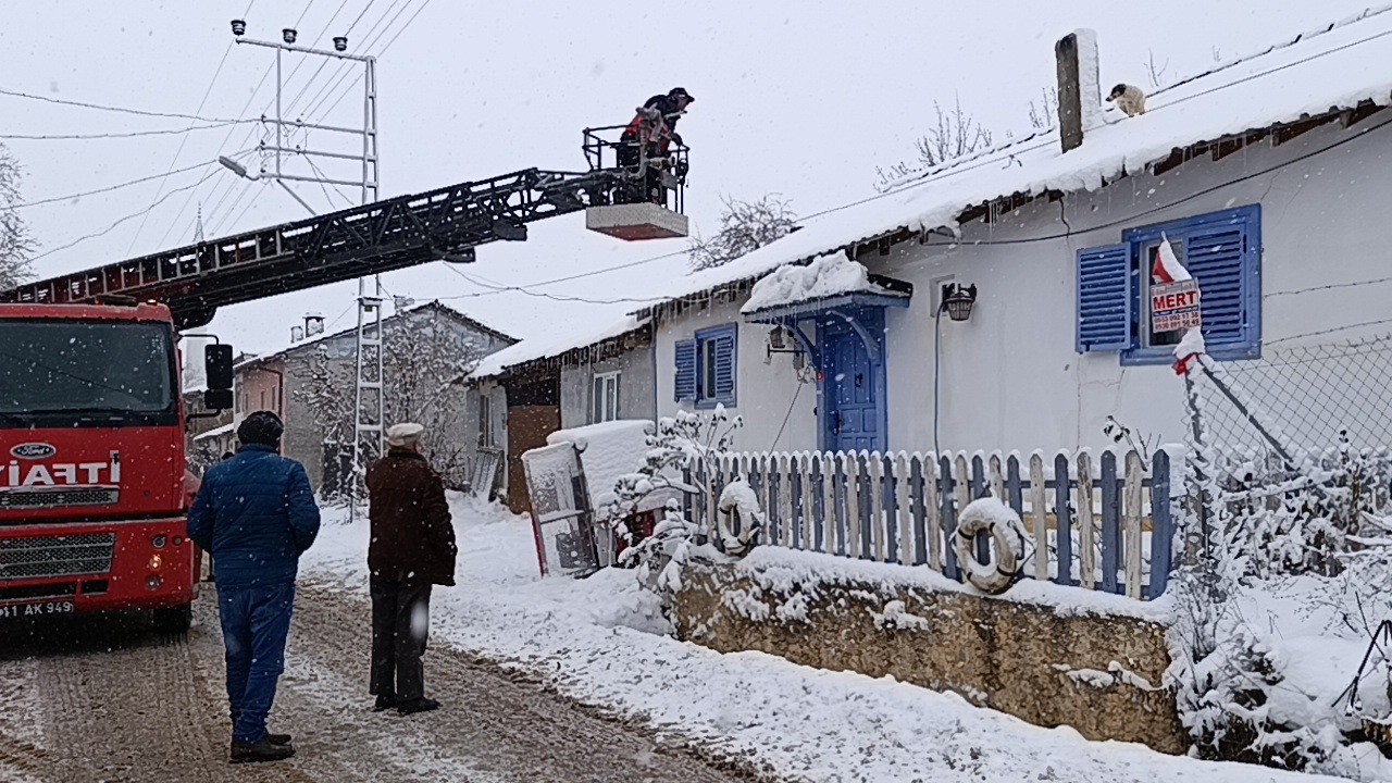 Karla kaplı &ccedil;atıda mahsur kalan minik k&ouml;pek kurtarıldı
