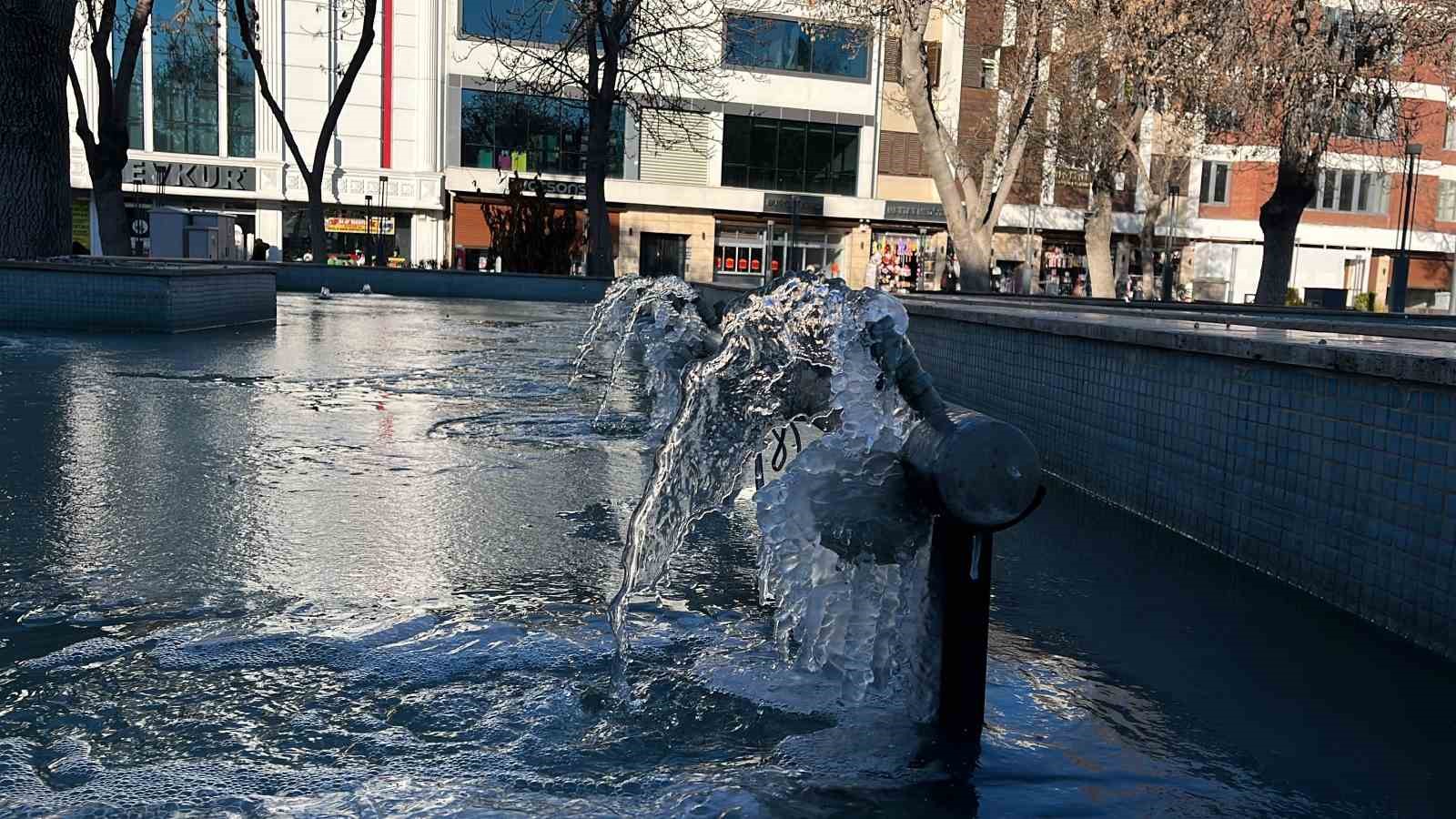 Konya’da soğuktan süs havuzları buz tuttu