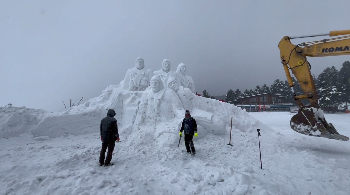 Sarıkamış&rsquo;ta kardan heykellerin yapımı tamamlandı
